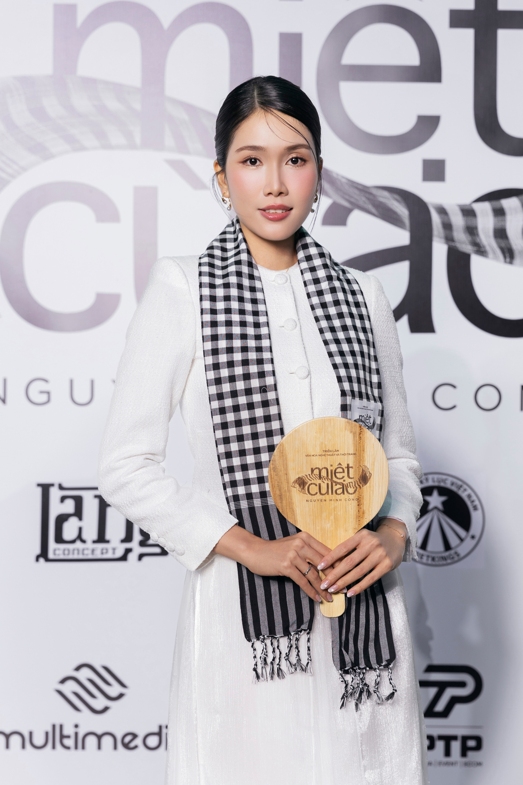 Phương Mỹ Chi, Vân Trang… tụ hội chúc mừng Nguyễn Minh Công - Ảnh 4.