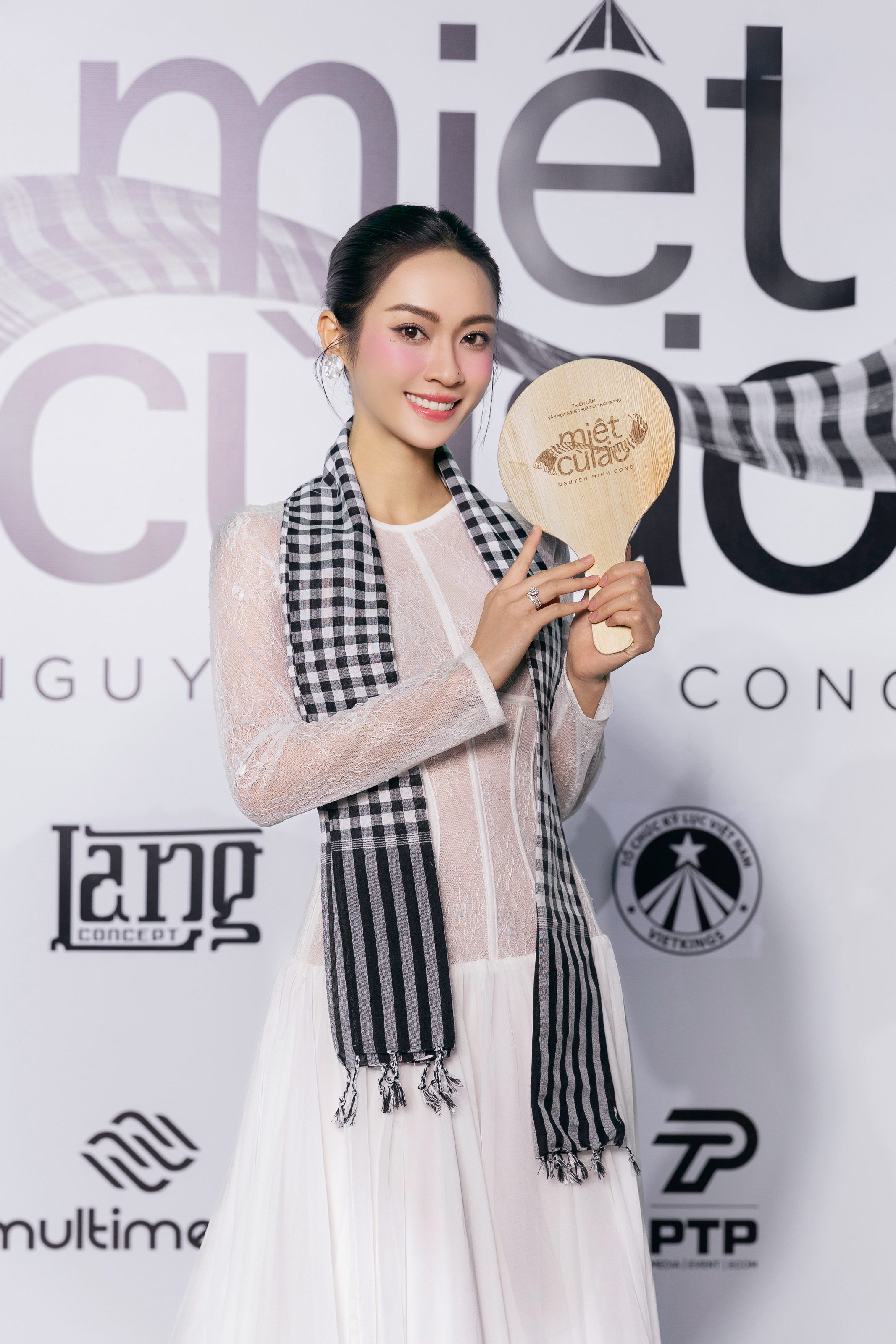 Phương Mỹ Chi, Vân Trang… tụ hội chúc mừng Nguyễn Minh Công - Ảnh 6.