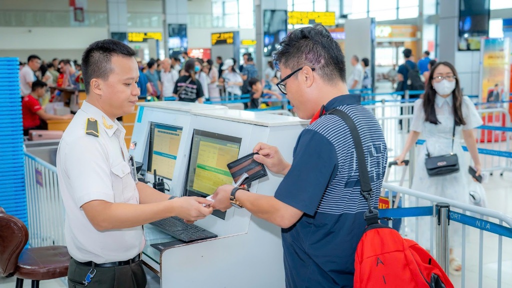 Tăng cường kiểm soát an ninh hàng không dịp Lễ mở ký Công ước Hà Nội - Ảnh 1.