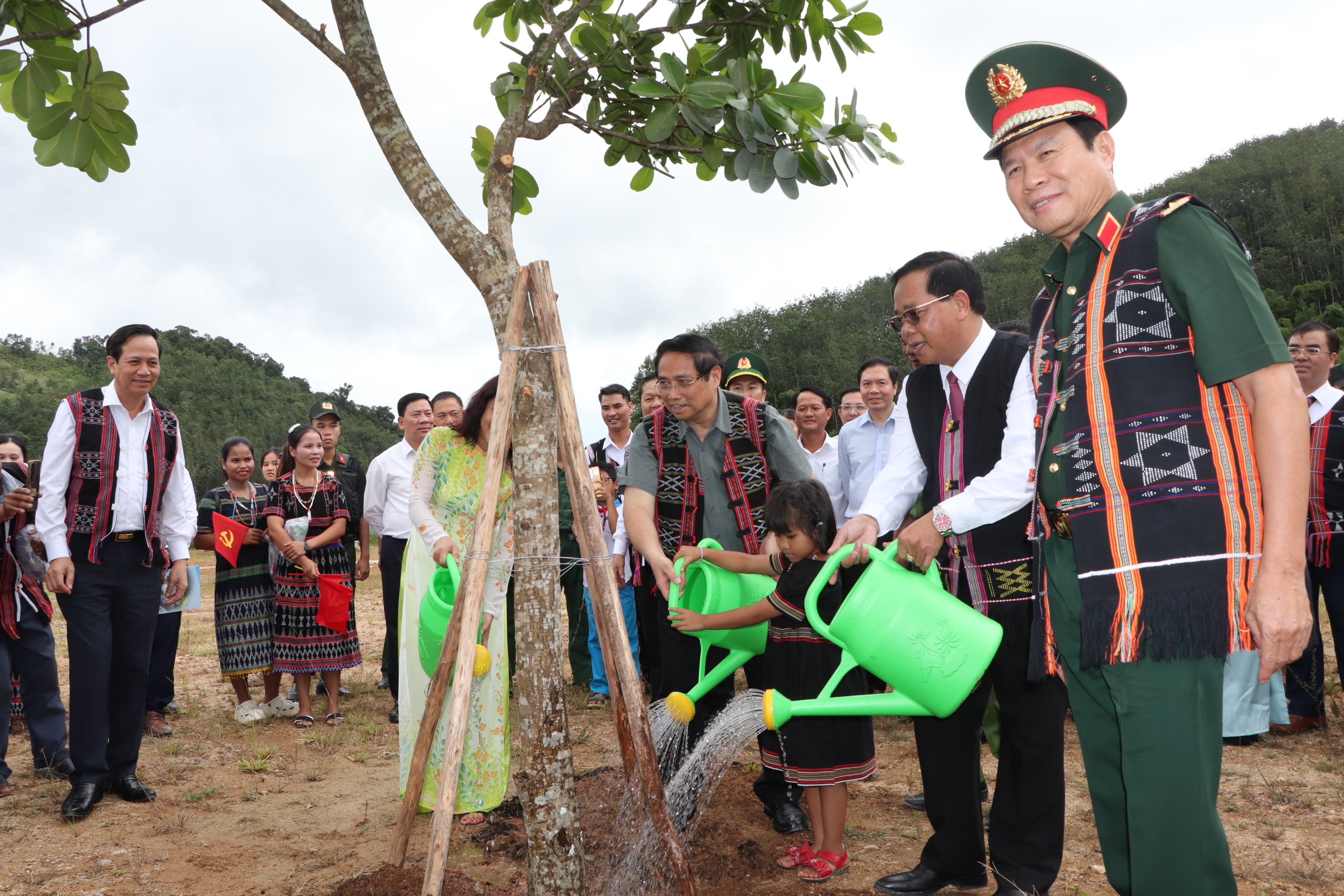 Dự khởi công trường học, Thủ tướng Phạm Minh Chính mời 2 em nhỏ lên ngồi cùng bàn - Ảnh 1.