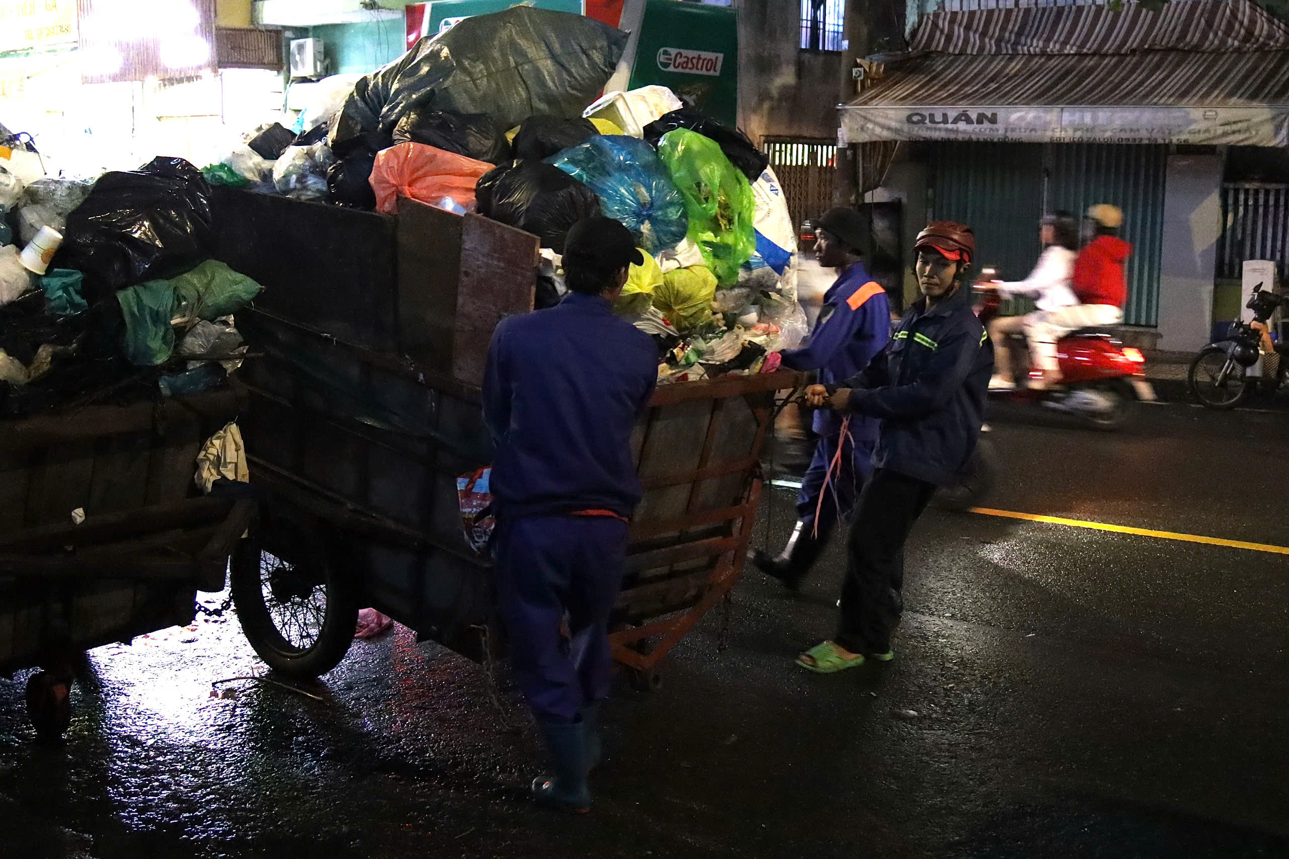 Chuyện đời những người thu gom rác dân lập - Ảnh 10. Chuyện đời những người thu gom rác dân lập - Ảnh 10.