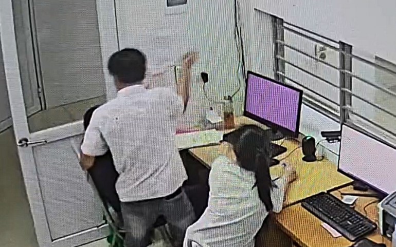 Tạm giữ người đàn ông xông vào phòng cấp cứu đe dọa, đòi hành hung nữ bác sĩ - Ảnh 2.