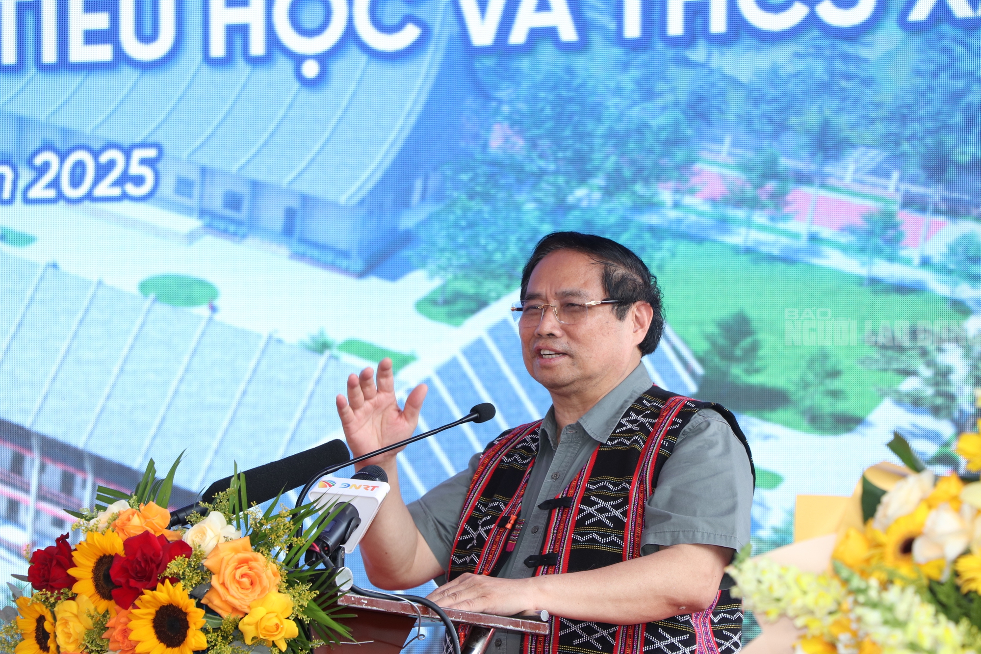 Thủ tướng Phạm Minh Chính khởi công trường học mới ở biên giới Đà Nẵng - Ảnh 6. Thủ tướng Phạm Minh Chính khởi công trường học mới ở biên giới Đà Nẵng - Ảnh 6.