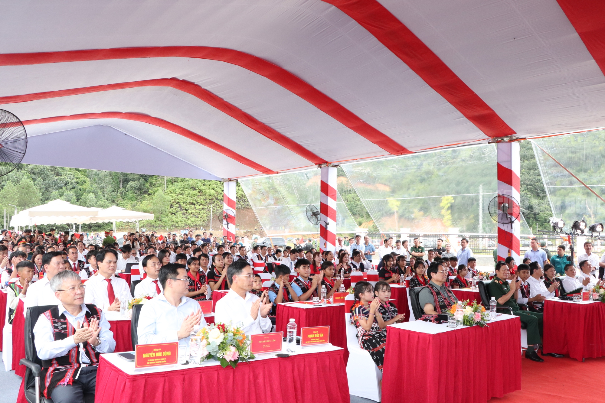 Thủ tướng Phạm Minh Chính khởi công trường học mới ở biên giới Đà Nẵng - Ảnh 7. Thủ tướng Phạm Minh Chính khởi công trường học mới ở biên giới Đà Nẵng - Ảnh 7.