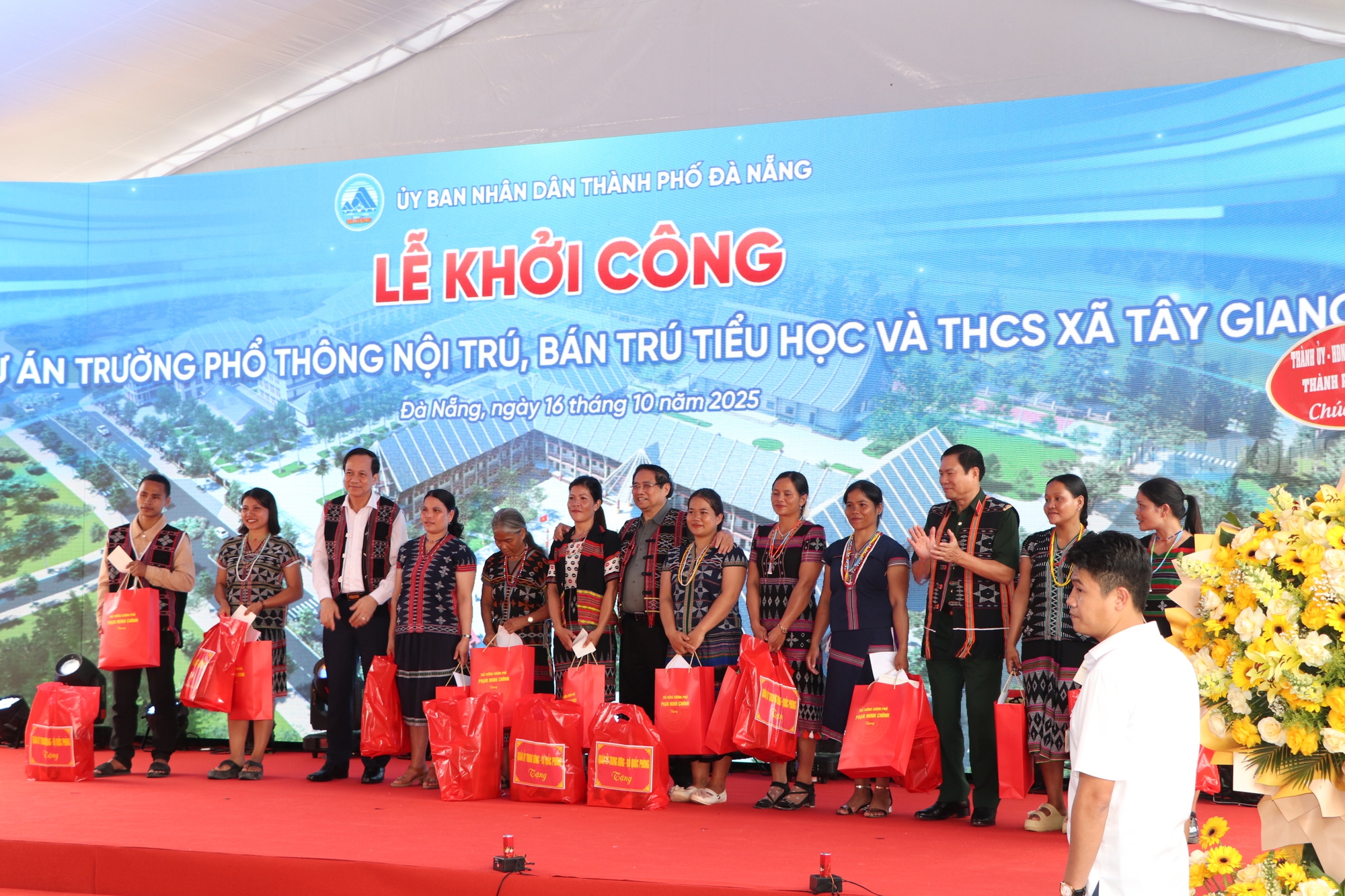Thủ tướng Phạm Minh Chính khởi công trường học mới ở biên giới Đà Nẵng - Ảnh 15. Thủ tướng Phạm Minh Chính khởi công trường học mới ở biên giới Đà Nẵng - Ảnh 15.