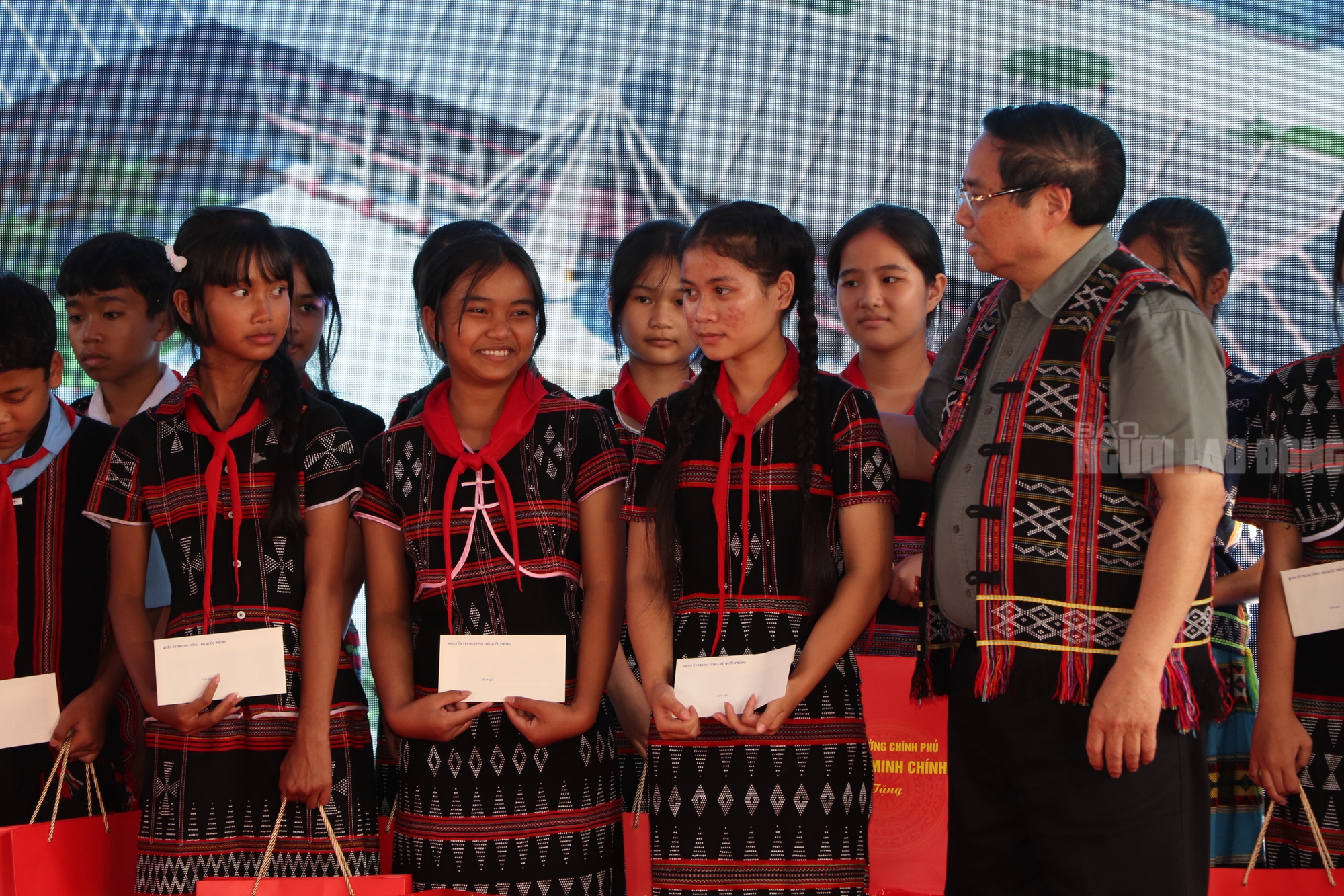 Thủ tướng Phạm Minh Chính khởi công trường học mới ở biên giới Đà Nẵng - Ảnh 16. Thủ tướng Phạm Minh Chính khởi công trường học mới ở biên giới Đà Nẵng - Ảnh 16.