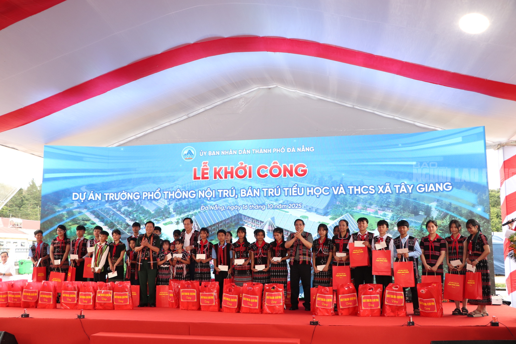 Thủ tướng Phạm Minh Chính khởi công trường học mới ở biên giới Đà Nẵng - Ảnh 17. Thủ tướng Phạm Minh Chính khởi công trường học mới ở biên giới Đà Nẵng - Ảnh 17.