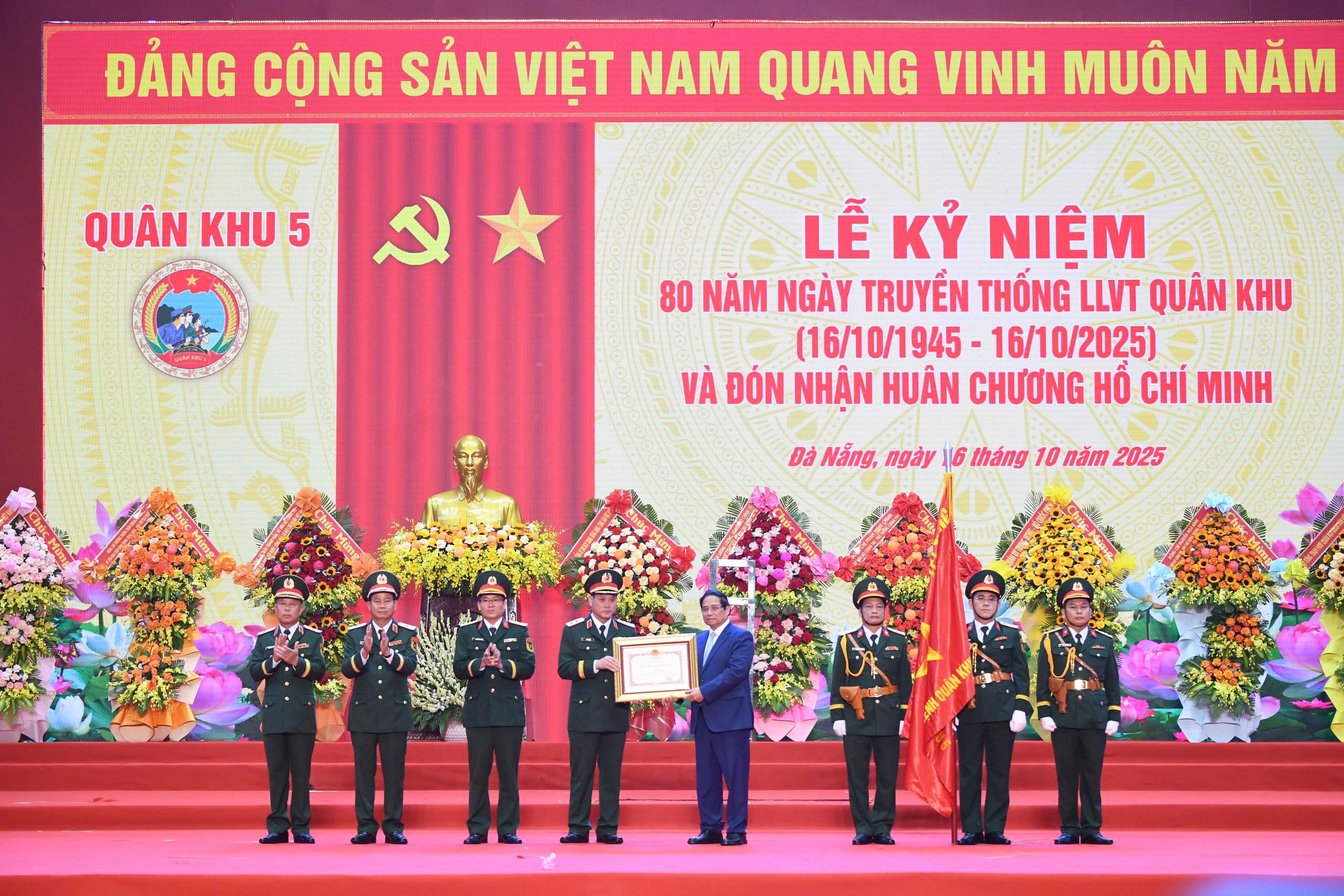 Thủ tướng Phạm Minh Chính dự lễ kỷ niệm 80 năm Lực lượng vũ trang Quân khu 5 - Ảnh 3. Thủ tướng Phạm Minh Chính dự lễ kỷ niệm 80 năm Lực lượng vũ trang Quân khu 5 - Ảnh 3.