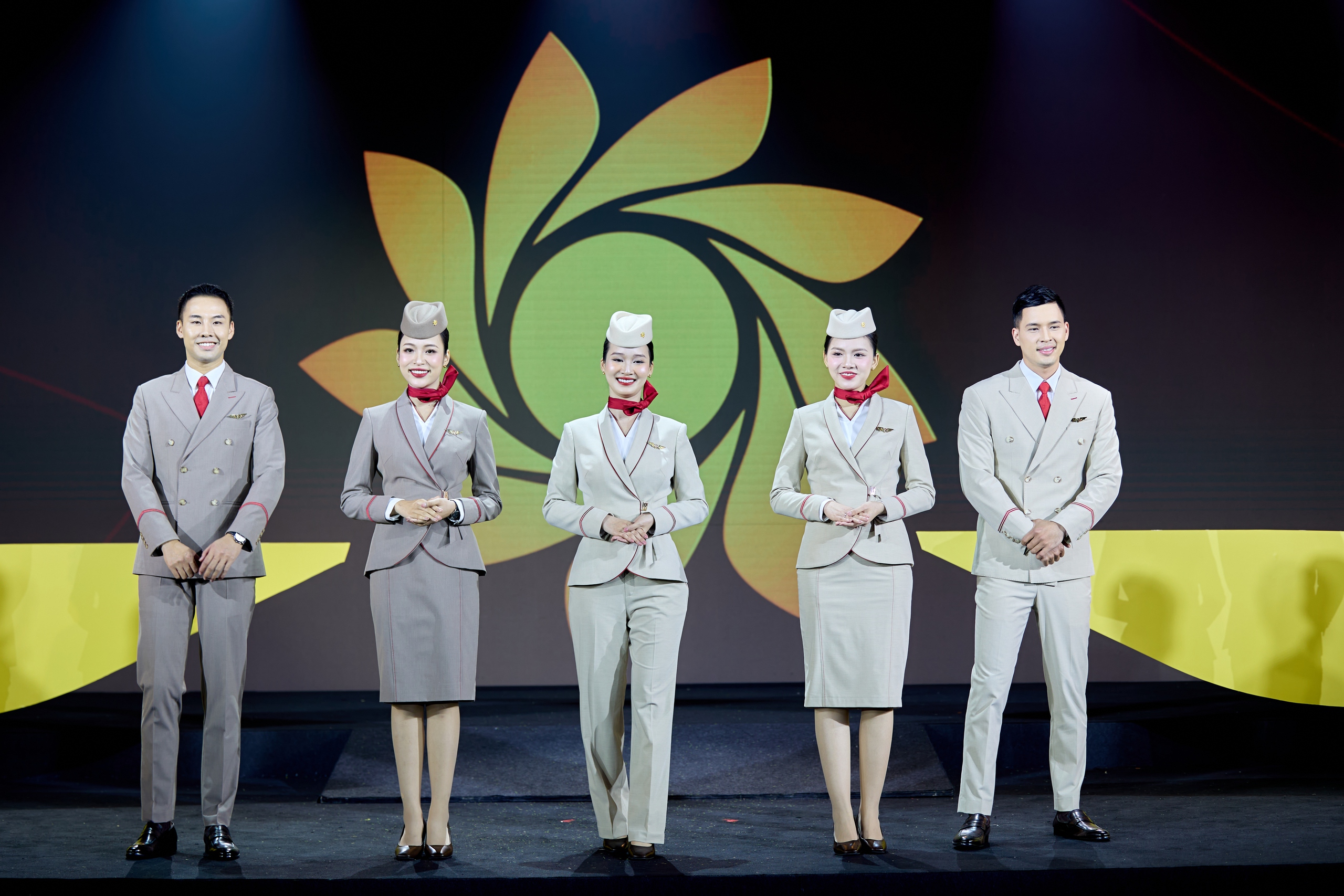 "Soi" đồng phục tiếp viên, phi công Sun PhuQuoc Airways - Ảnh 4.