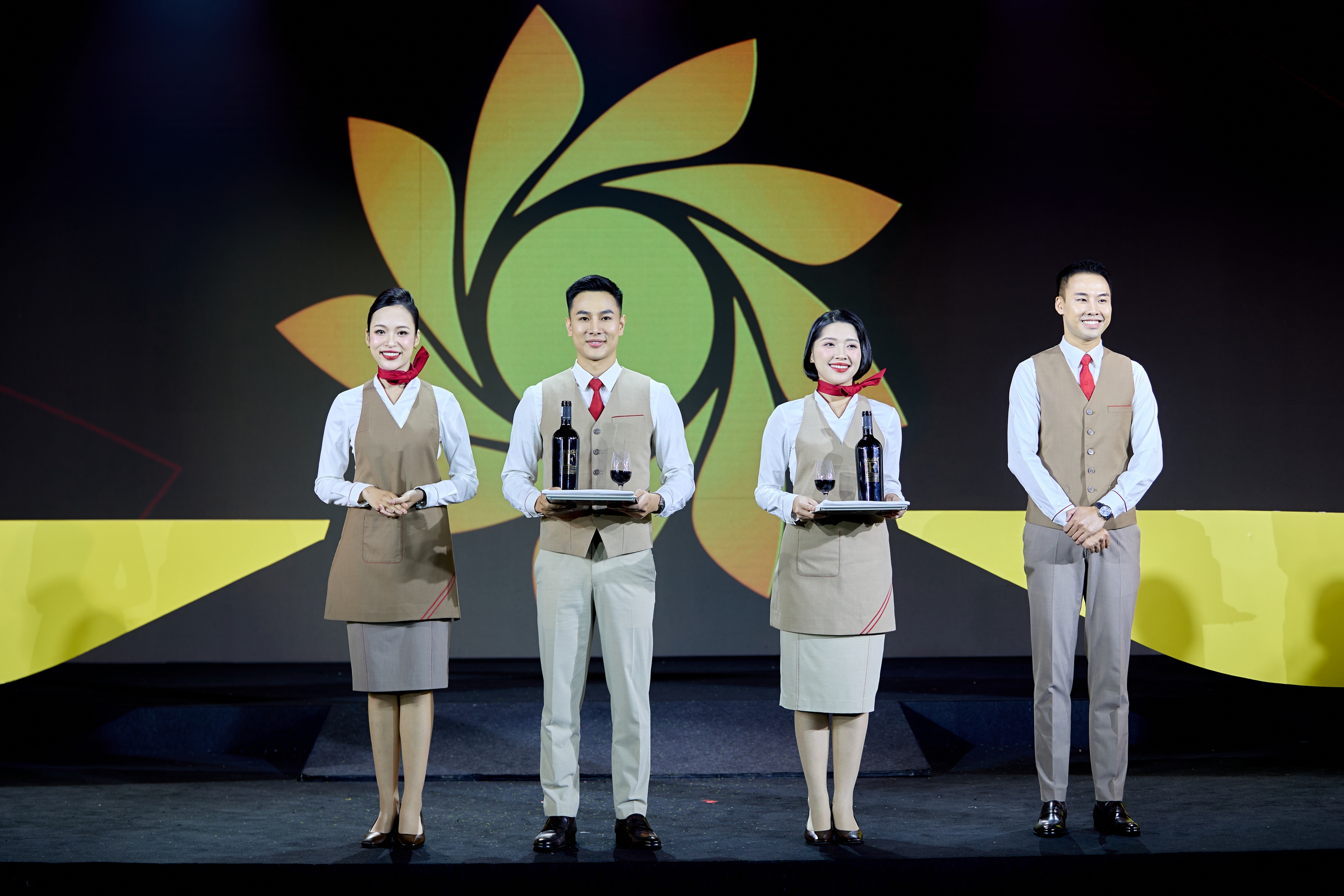 "Soi" đồng phục tiếp viên, phi công Sun PhuQuoc Airways - Ảnh 7.