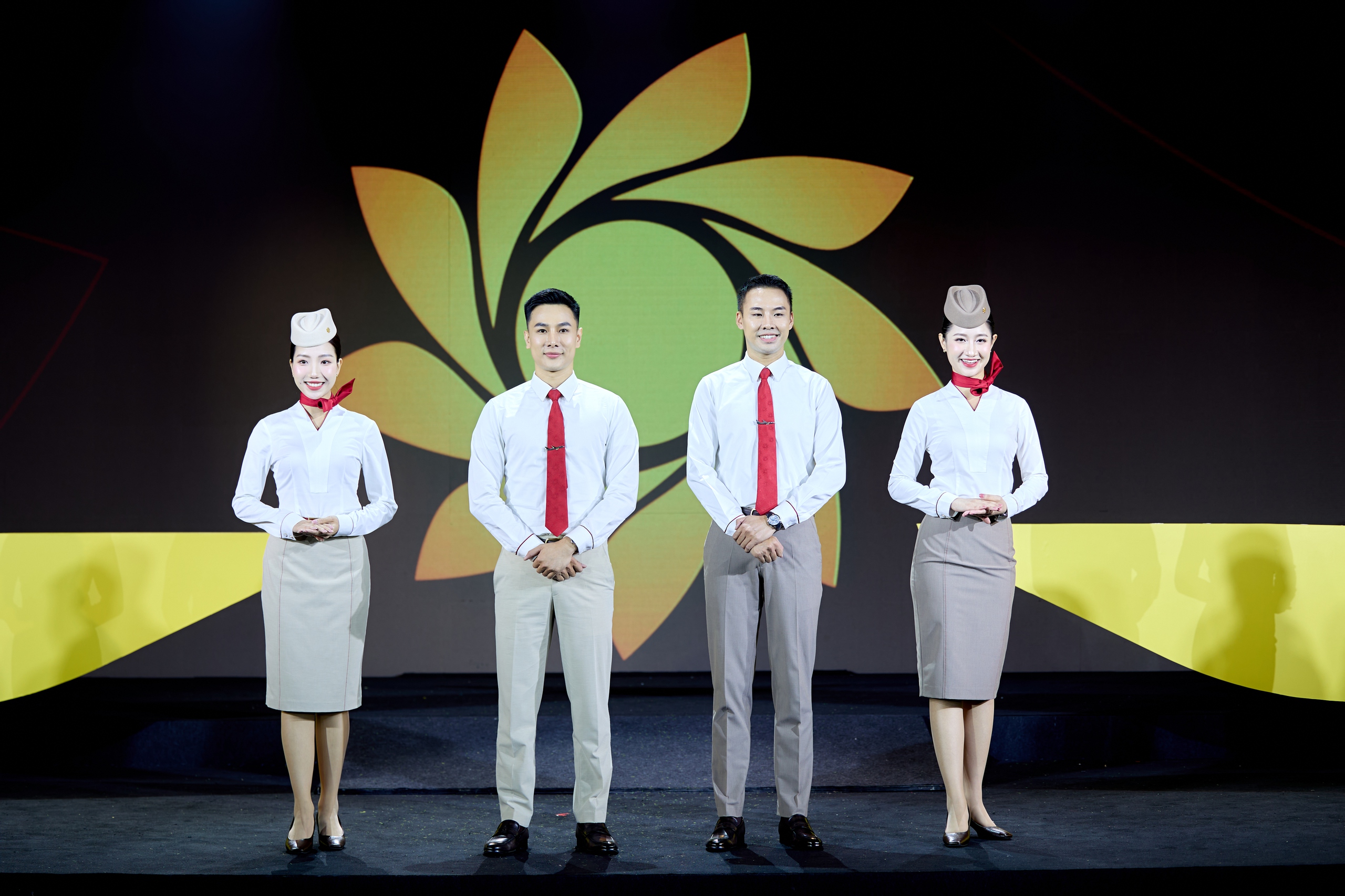 "Soi" đồng phục tiếp viên, phi công Sun PhuQuoc Airways - Ảnh 6.