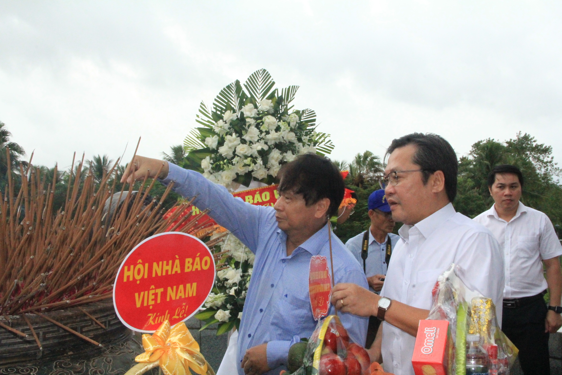 Đoàn công tác Hội Nhà báo Việt Nam tri ân các anh hùng liệt sĩ Thành cổ Quảng Trị - Ảnh 9. Đoàn công tác Hội Nhà báo Việt Nam tri ân các anh hùng liệt sĩ Thành cổ Quảng Trị - Ảnh 9.