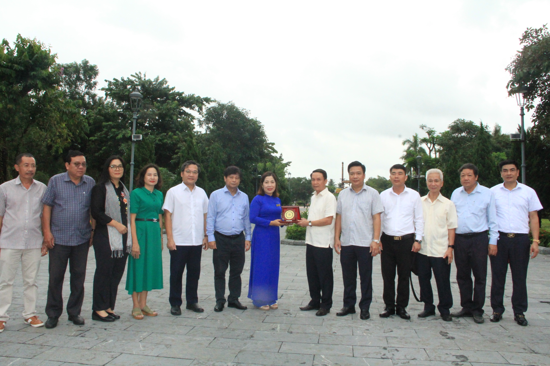 Đoàn công tác Hội Nhà báo Việt Nam tri ân các anh hùng liệt sĩ Thành cổ Quảng Trị - Ảnh 13. Đoàn công tác Hội Nhà báo Việt Nam tri ân các anh hùng liệt sĩ Thành cổ Quảng Trị - Ảnh 13.