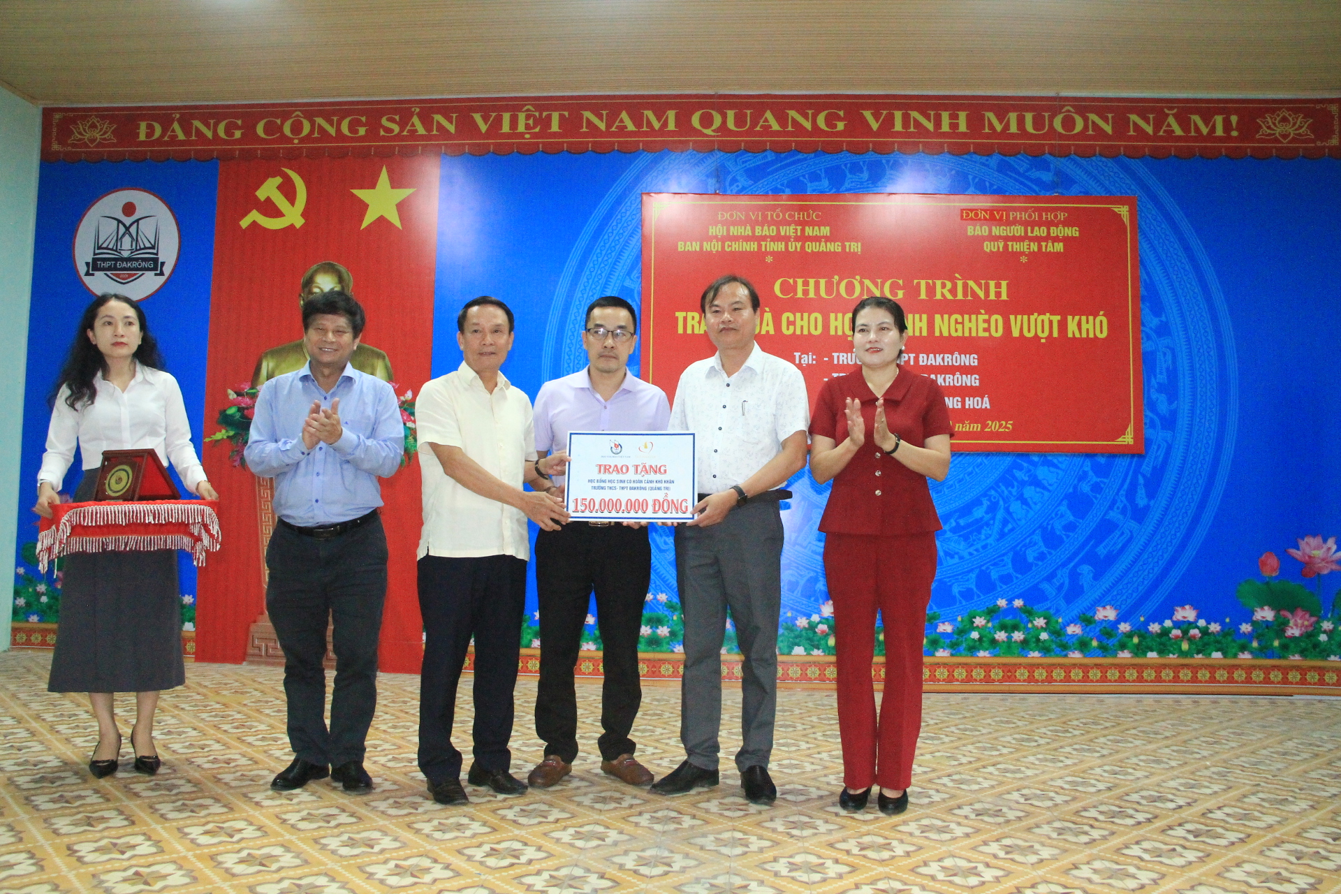 Trao 250 suất học bổng cho học sinh nghèo vượt khó tại Quảng Trị - Ảnh 4. Trao 250 suất học bổng cho học sinh nghèo vượt khó tại Quảng Trị - Ảnh 4.