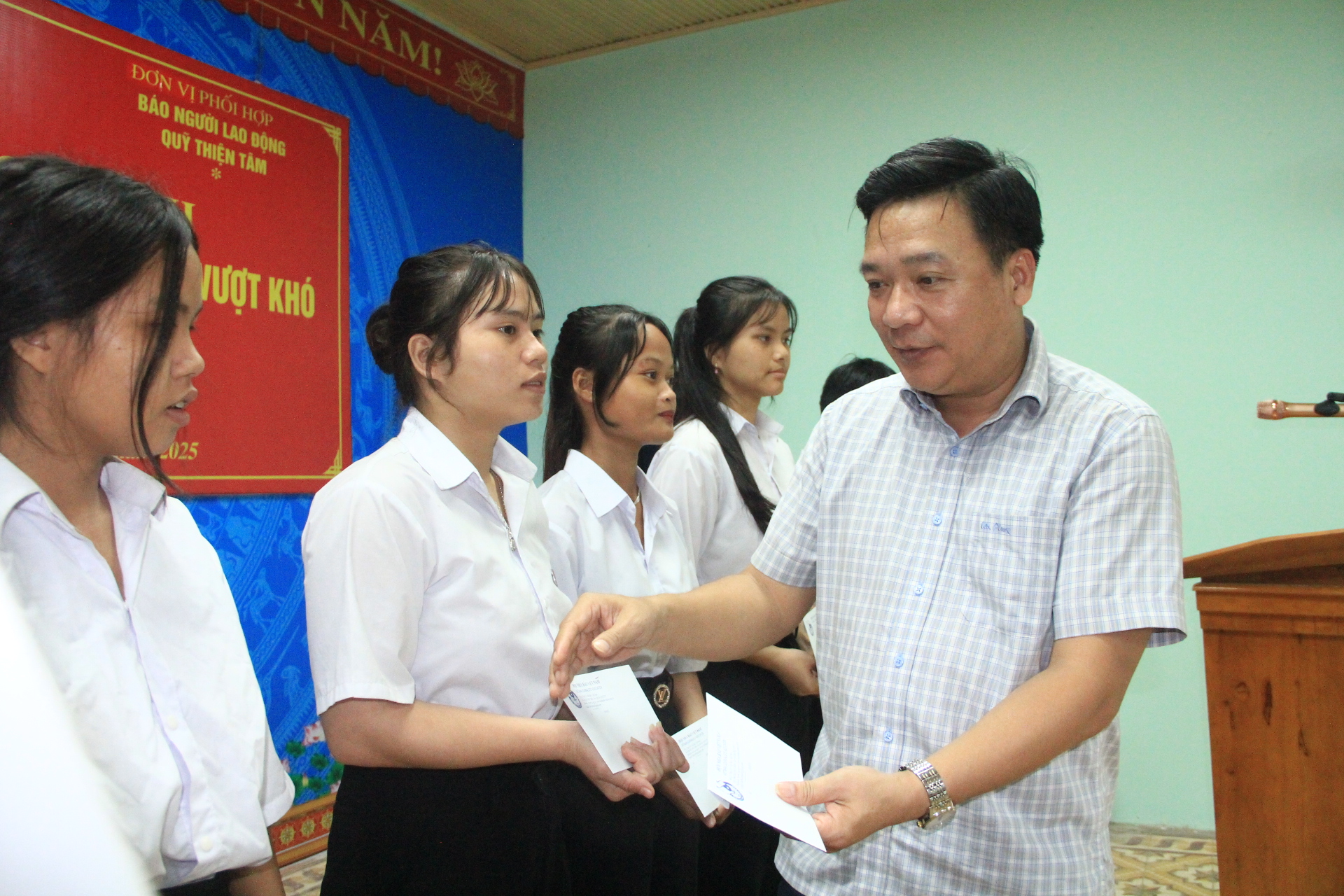 Trao 250 suất học bổng cho học sinh nghèo vượt khó ở Quảng Trị - Ảnh 1.