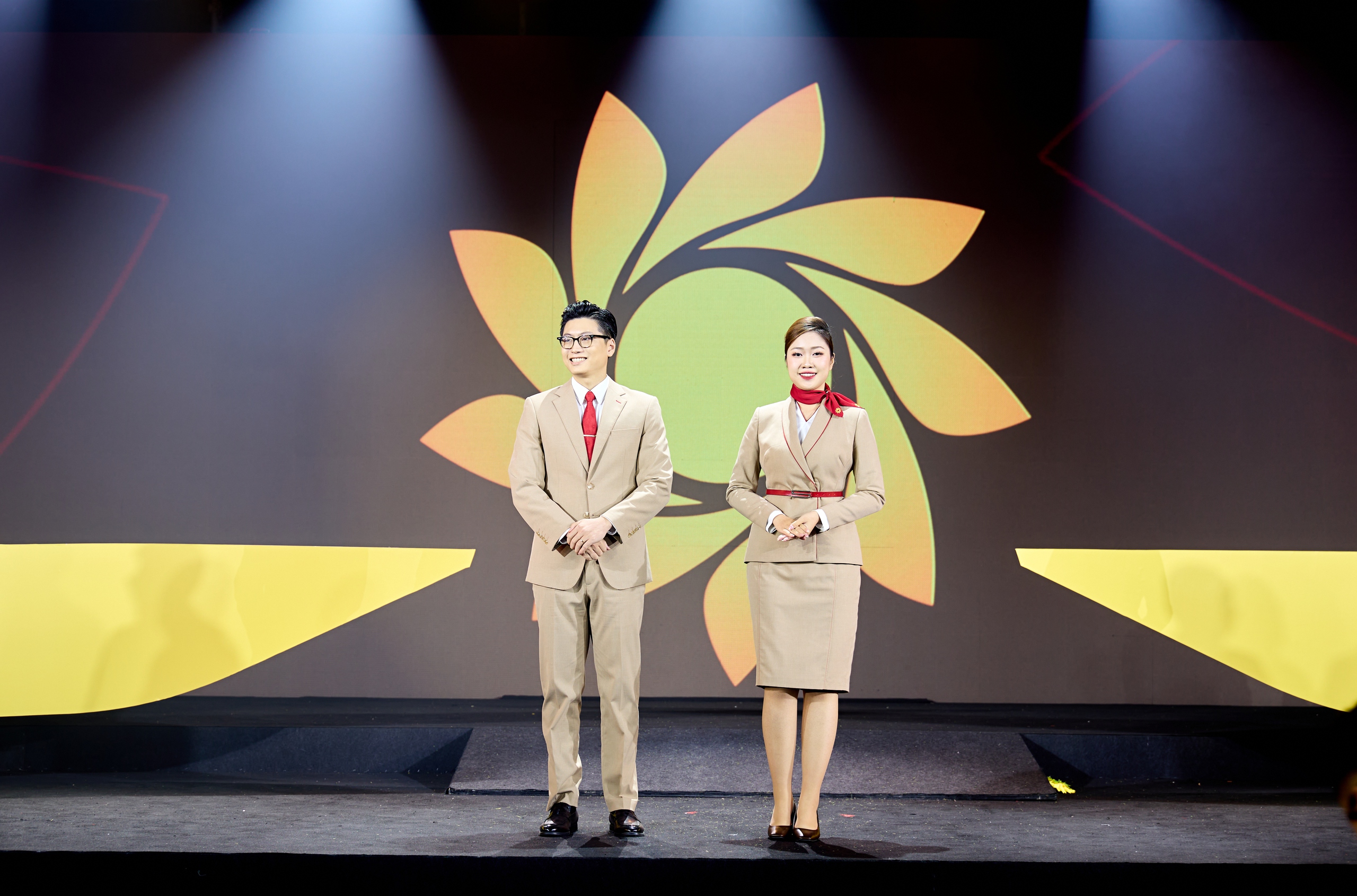 "Soi" đồng phục tiếp viên, phi công Sun PhuQuoc Airways - Ảnh 2.
