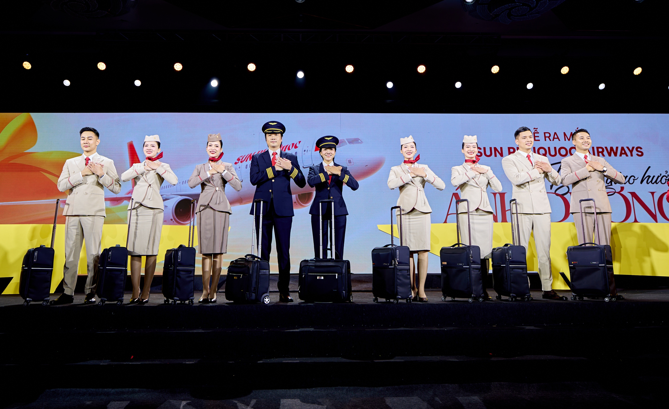 "Soi" đồng phục tiếp viên, phi công Sun PhuQuoc Airways - Ảnh 1.