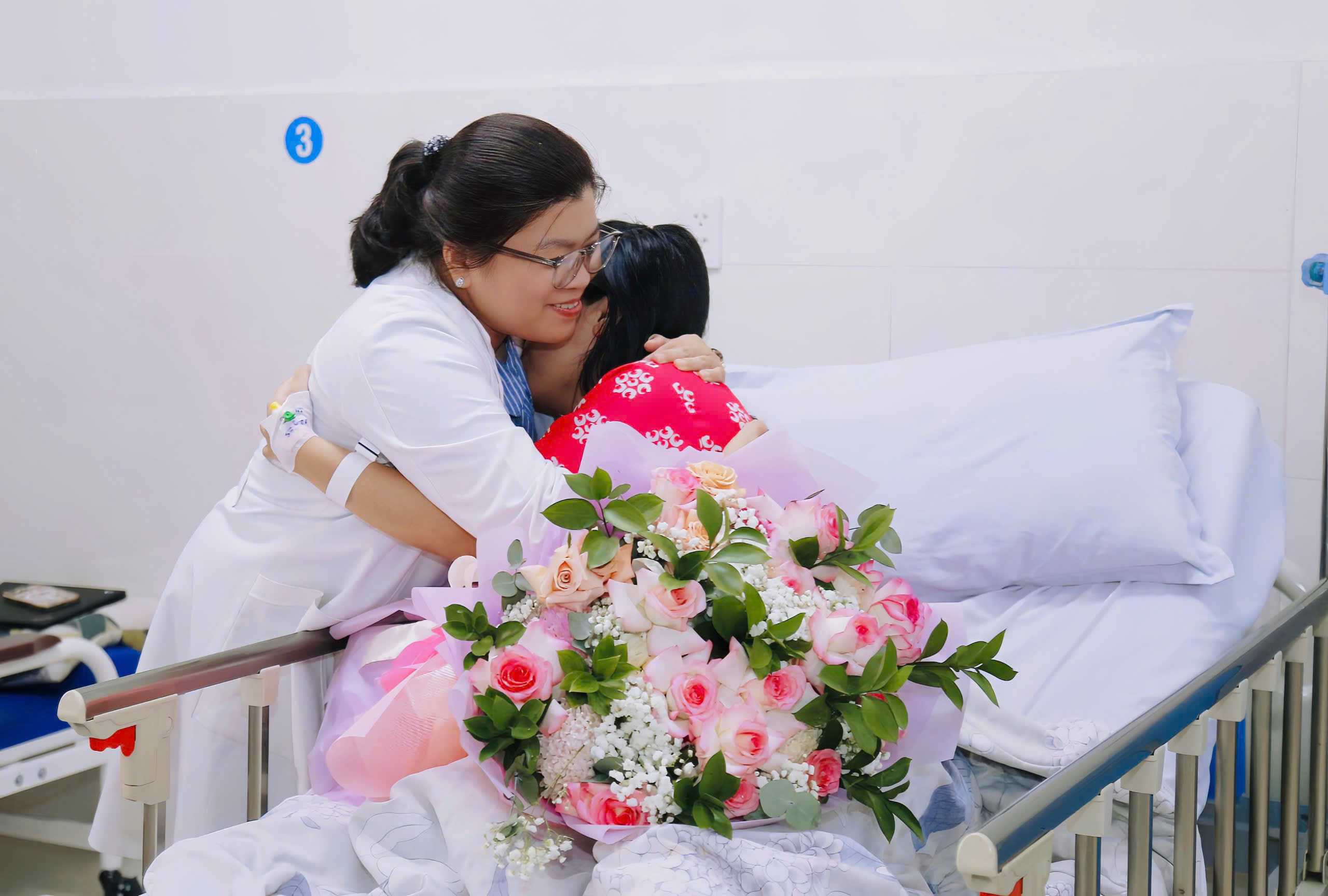 Bác sĩ mổ tim thai nhi ngay trong bụng mẹ, 80 phút giành lại sự sống - Ảnh 7.