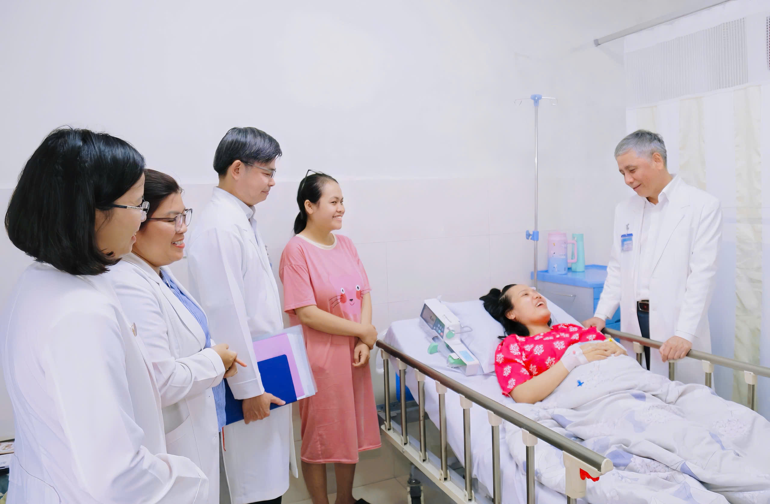 Bác sĩ mổ tim thai nhi ngay trong bụng mẹ, 80 phút giành lại sự sống - Ảnh 6.