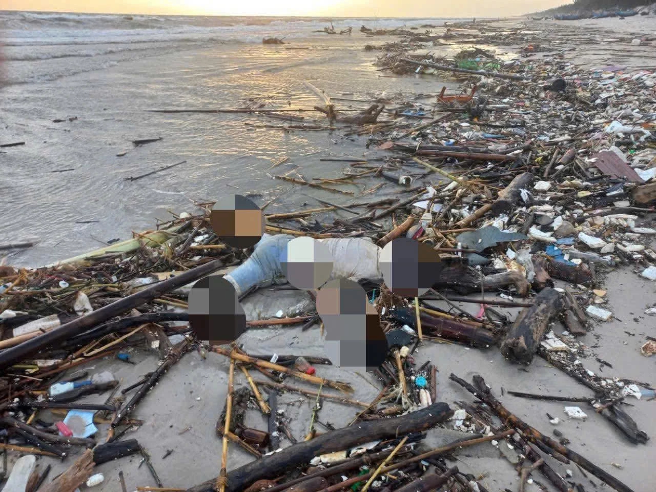 Thi thể nam giới trôi dạt vào bờ biển Quảng Trị có 100 . 000 Đồng trong túi - Ảnh 1.