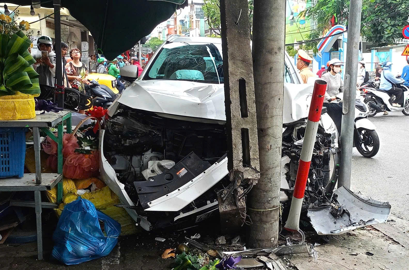 Ô tô tông xe máy tại chợ Tam Giác Đà Nẵng khiến 2 người bị thương - Ảnh 2. Ô tô tông xe máy tại chợ Tam Giác Đà Nẵng khiến 2 người bị thương - Ảnh 2.