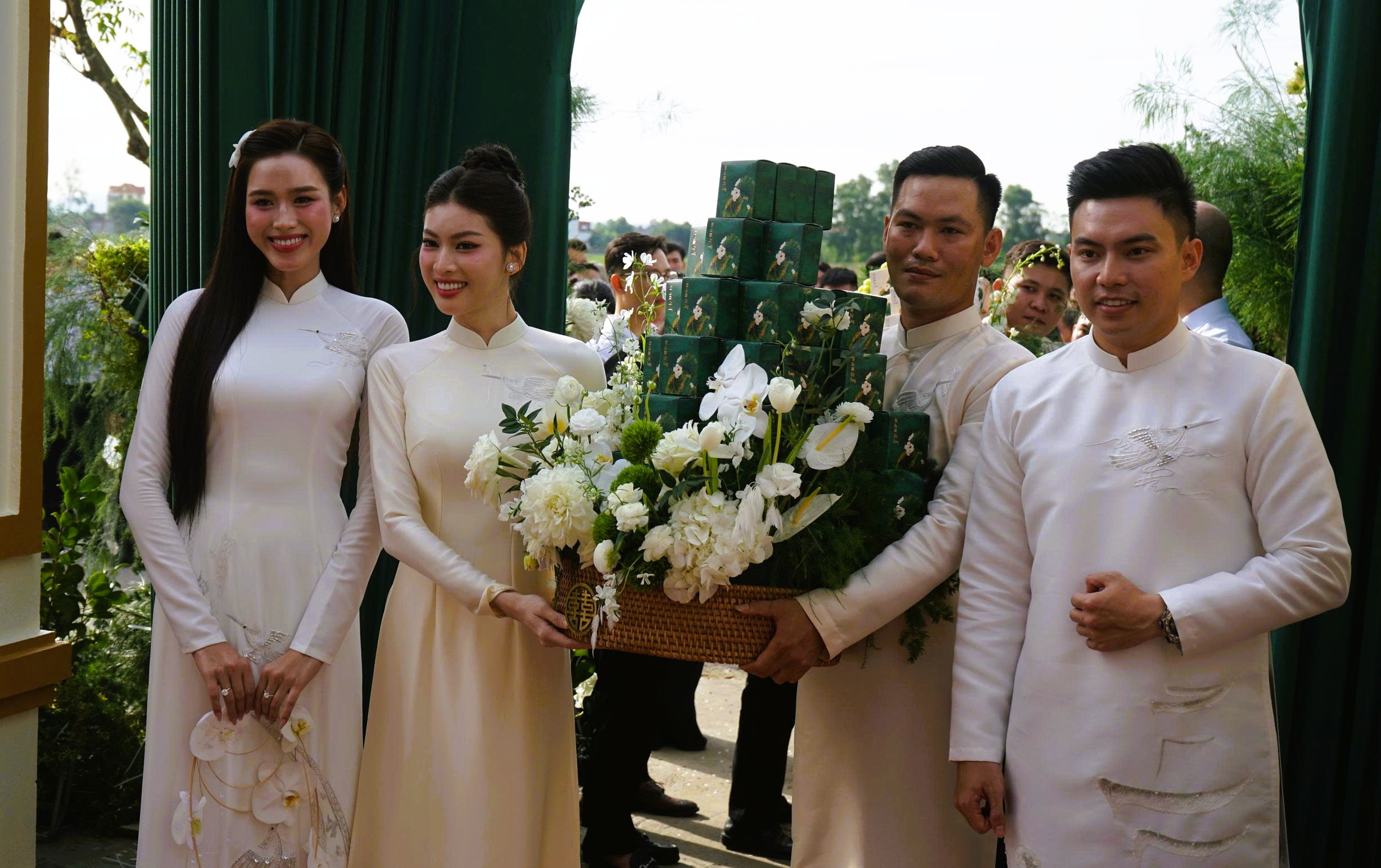 Hoa hậu Đỗ Thị Hà rạng rỡ bên thiếu gia Tập đoàn Sơn Hải tại lễ ăn hỏi - Ảnh 11.