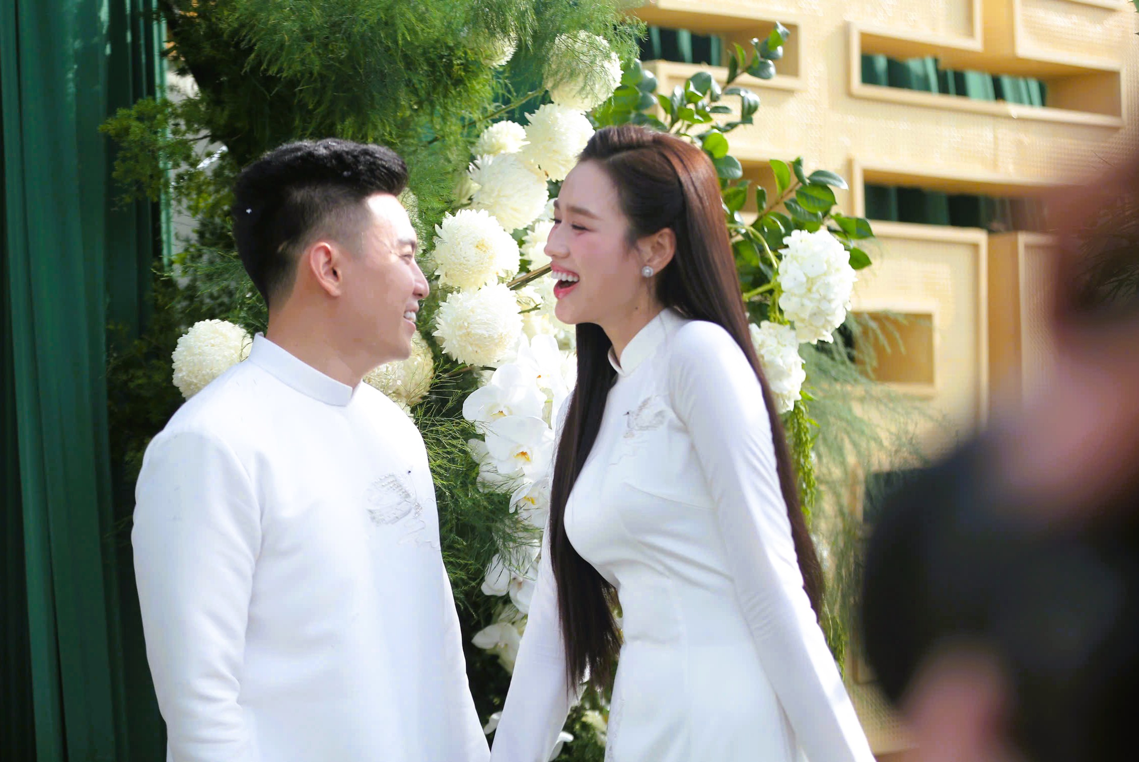 Hoa hậu Đỗ Thị Hà rạng rỡ bên thiếu gia Tập đoàn Sơn Hải tại lễ ăn hỏi - Ảnh 13.
