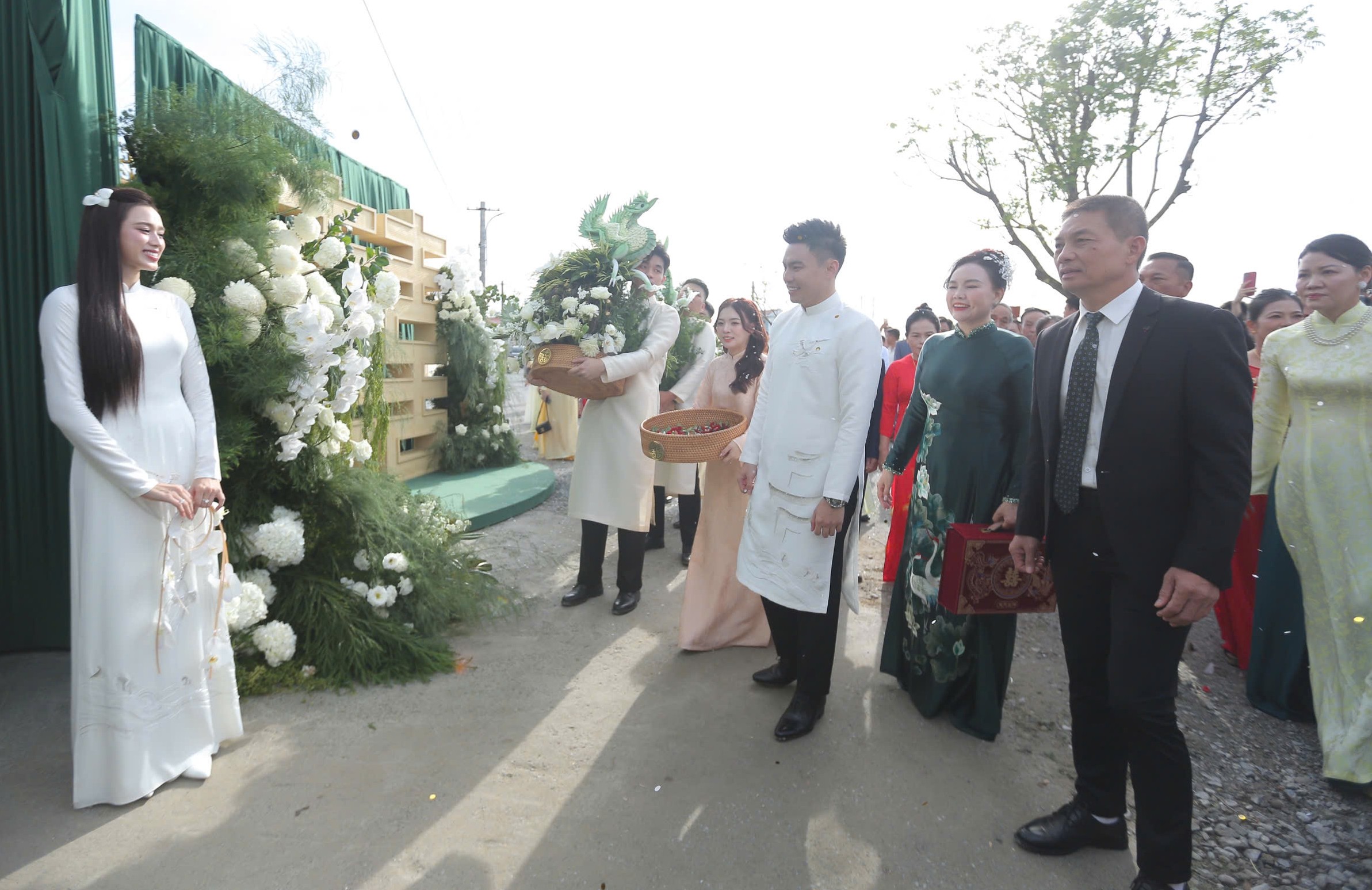 Hoa hậu Đỗ Thị Hà rạng rỡ bên thiếu gia Tập đoàn Sơn Hải tại lễ ăn hỏi - Ảnh 10.