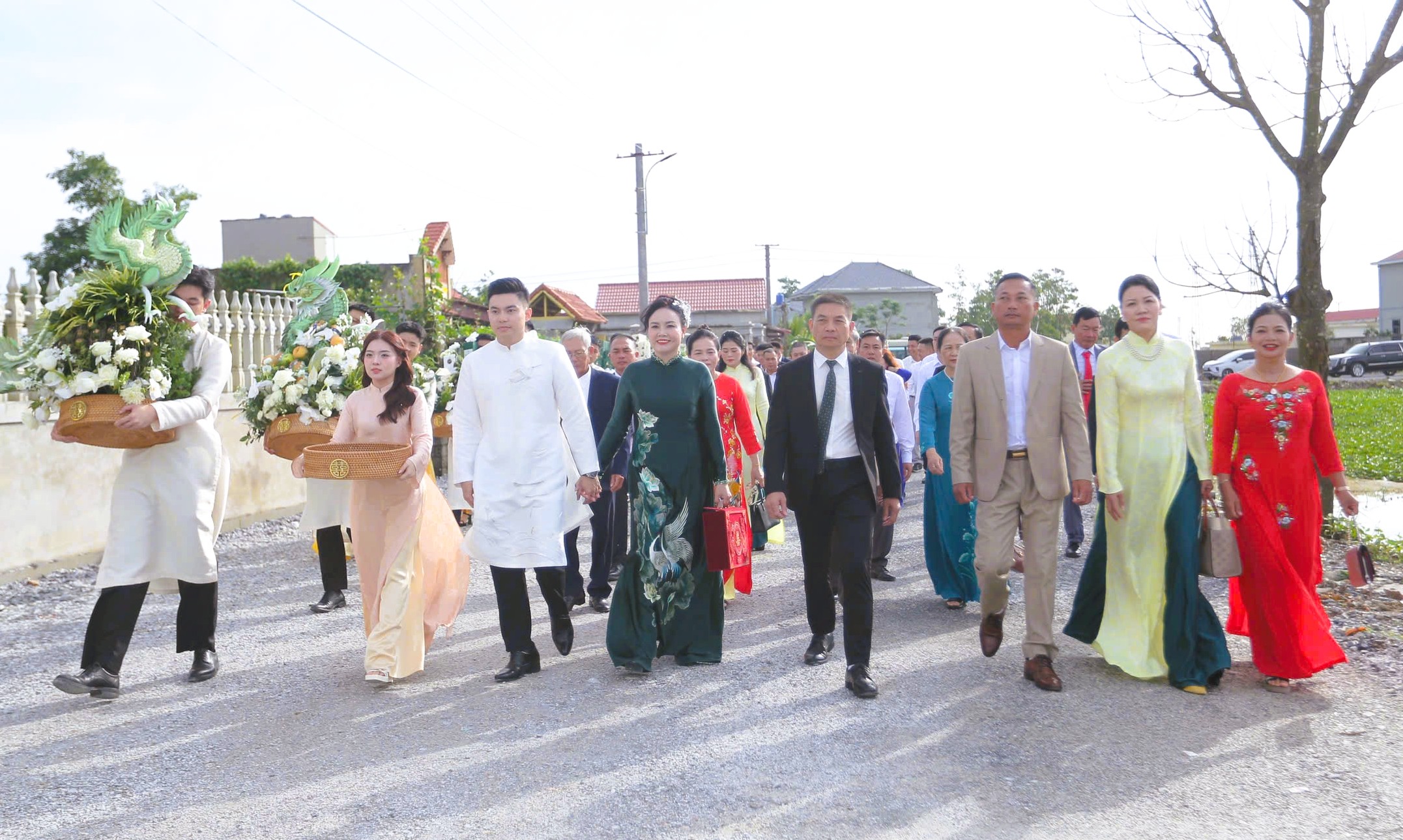 Hoa hậu Đỗ Thị Hà rạng rỡ bên thiếu gia Tập đoàn Sơn Hải tại lễ ăn hỏi - Ảnh 9.