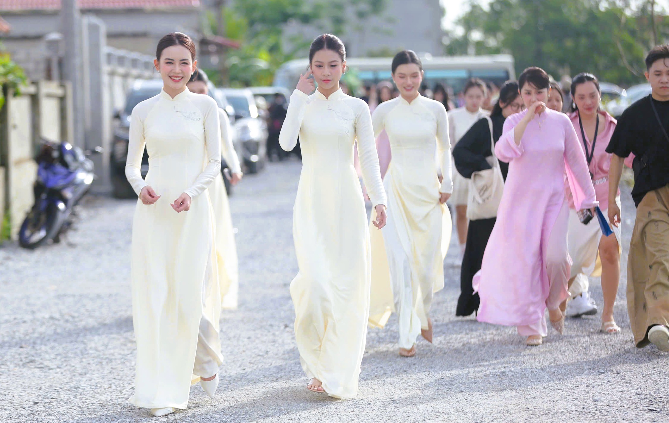 Hoa hậu Đỗ Thị Hà rạng rỡ bên thiếu gia Tập đoàn Sơn Hải tại lễ ăn hỏi - Ảnh 8.