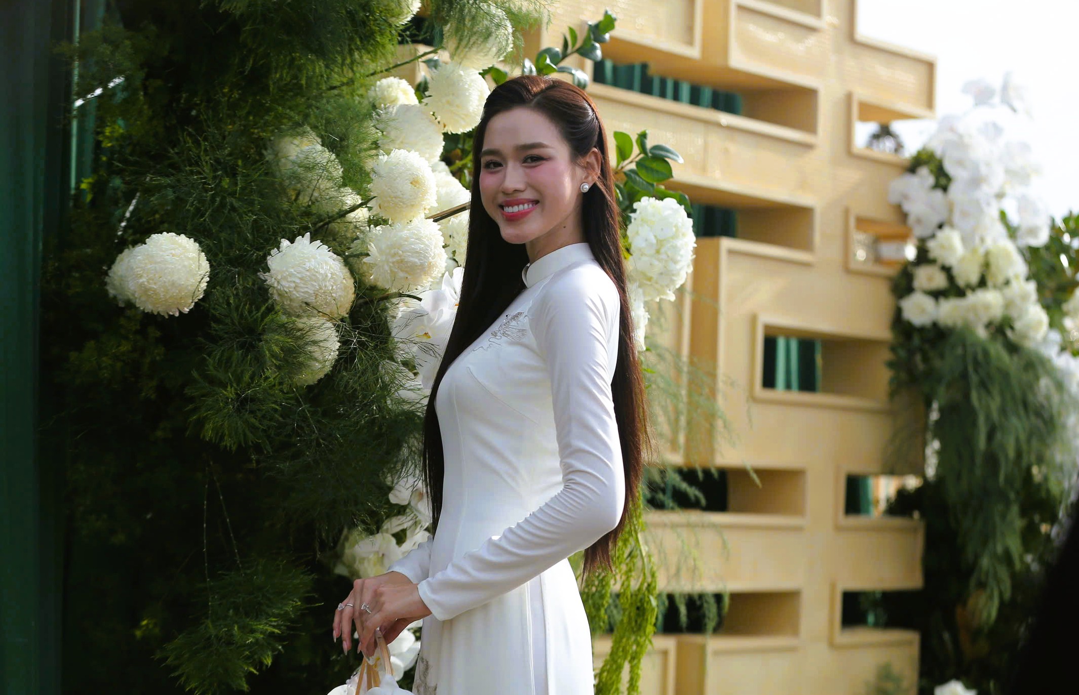 Hoa hậu Đỗ Thị Hà rạng rỡ bên thiếu gia Tập đoàn Sơn Hải tại lễ ăn hỏi - Ảnh 5.
