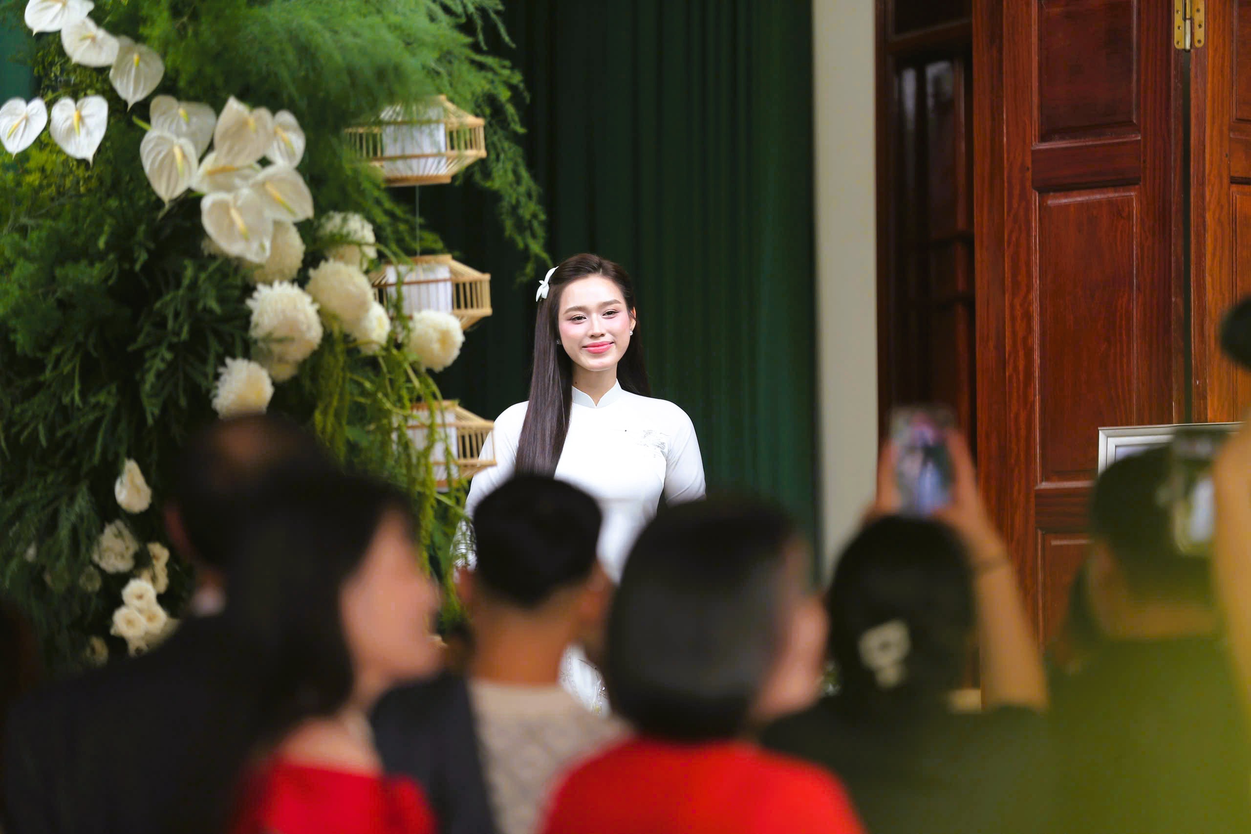 Hoa hậu Đỗ Thị Hà rạng rỡ bên thiếu gia Tập đoàn Sơn Hải tại lễ ăn hỏi - Ảnh 7.