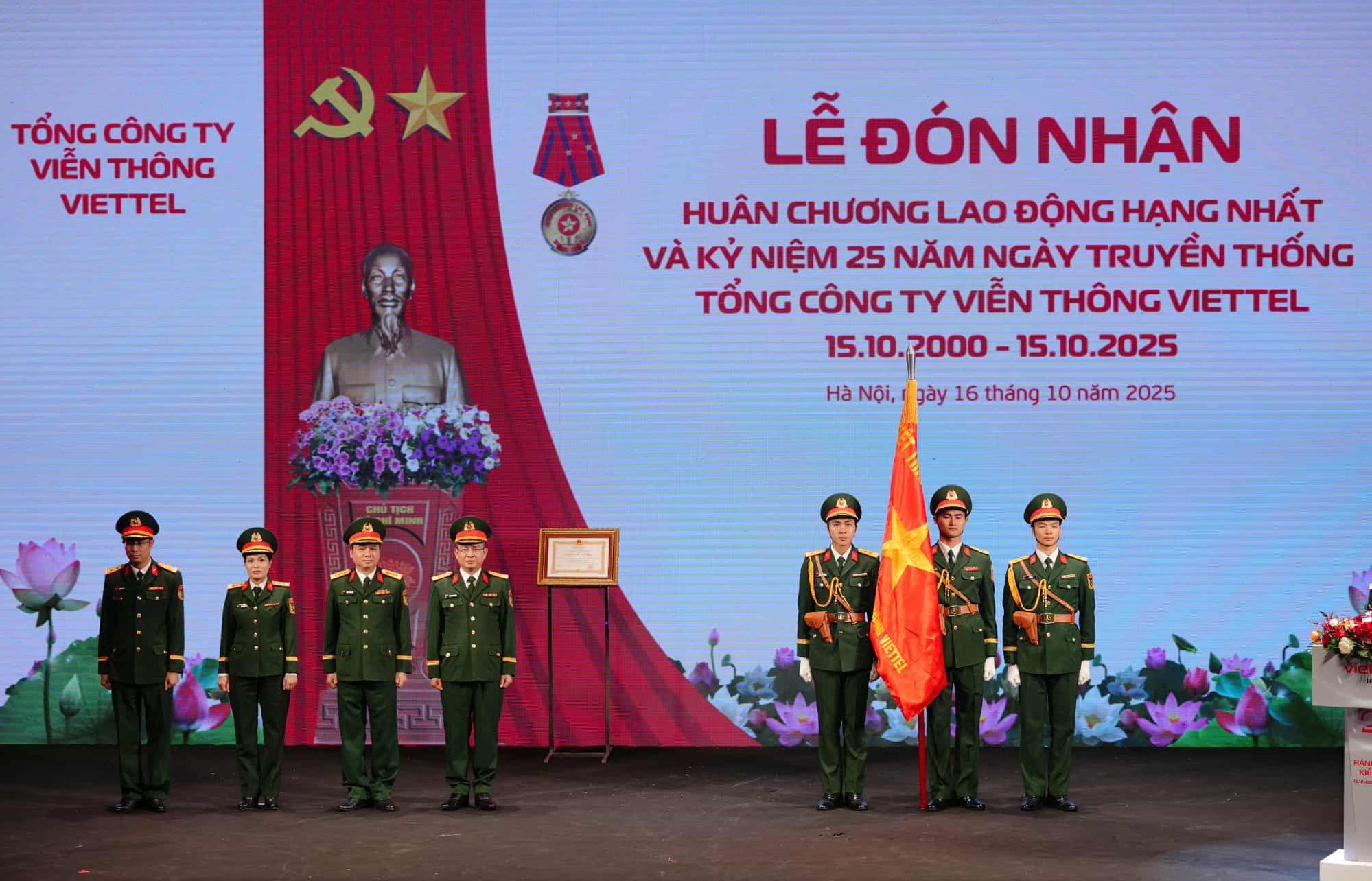 Viettel Telecom nhận Huân chương Lao động hạng Nhất - Ảnh 1. Viettel Telecom nhận Huân chương Lao động hạng Nhất - Ảnh 1.