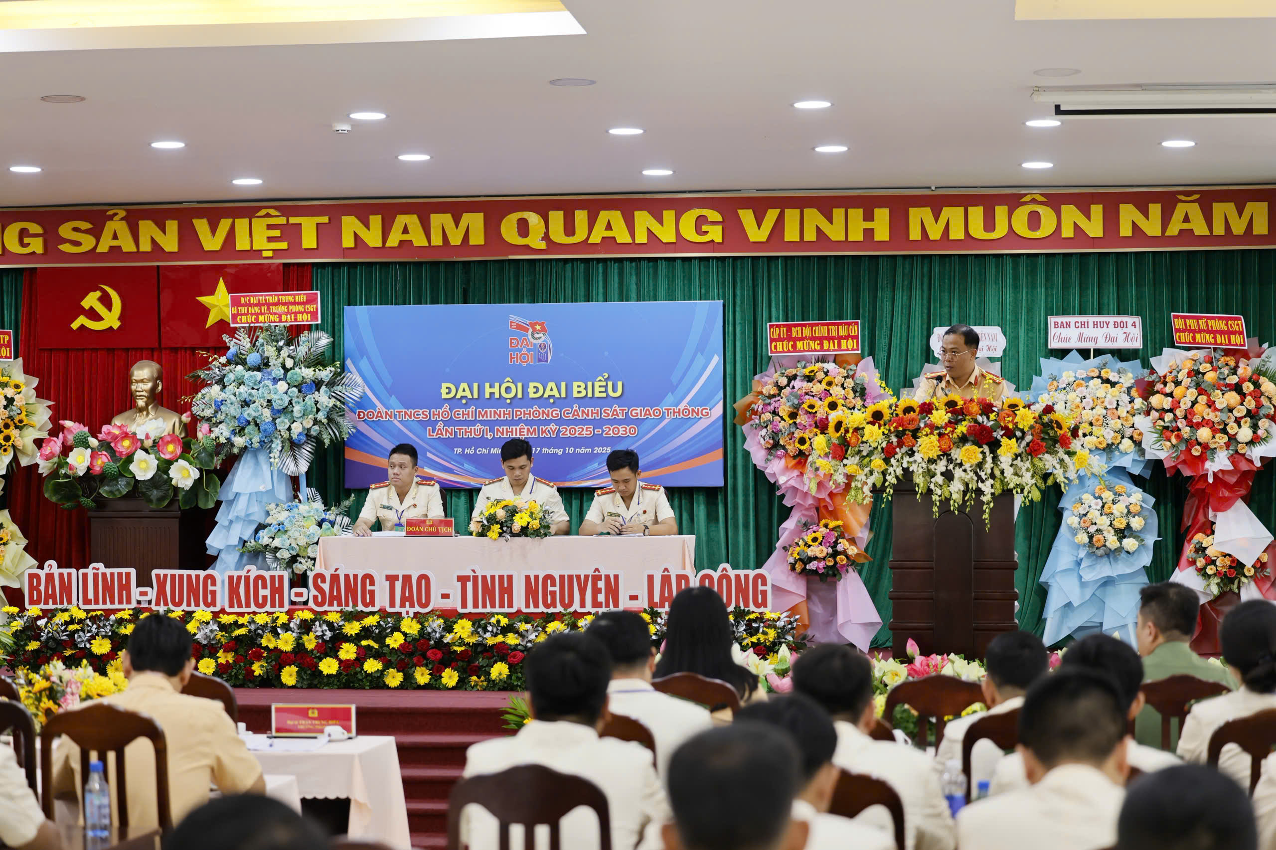 Tuổi trẻ Phòng CSGT TP HCM xung kích trong chuyển đổi số và bảo đảm trật tự an toàn giao thông - Ảnh 1.