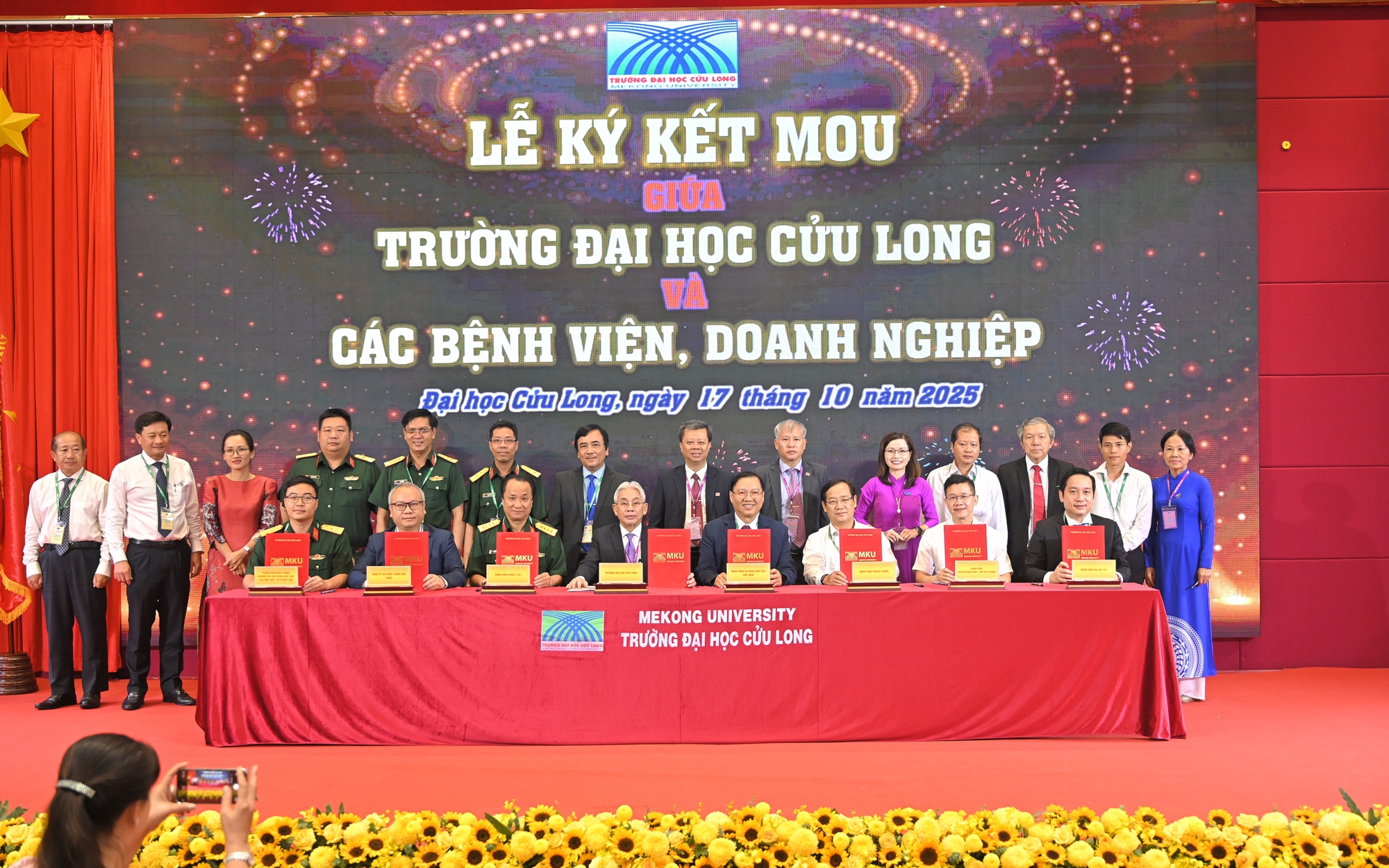 Trường ĐH Cửu Long nhận Huân chương Lao động hạng Nhì dịp kỷ niệm 25 năm thành lập - Ảnh 2.