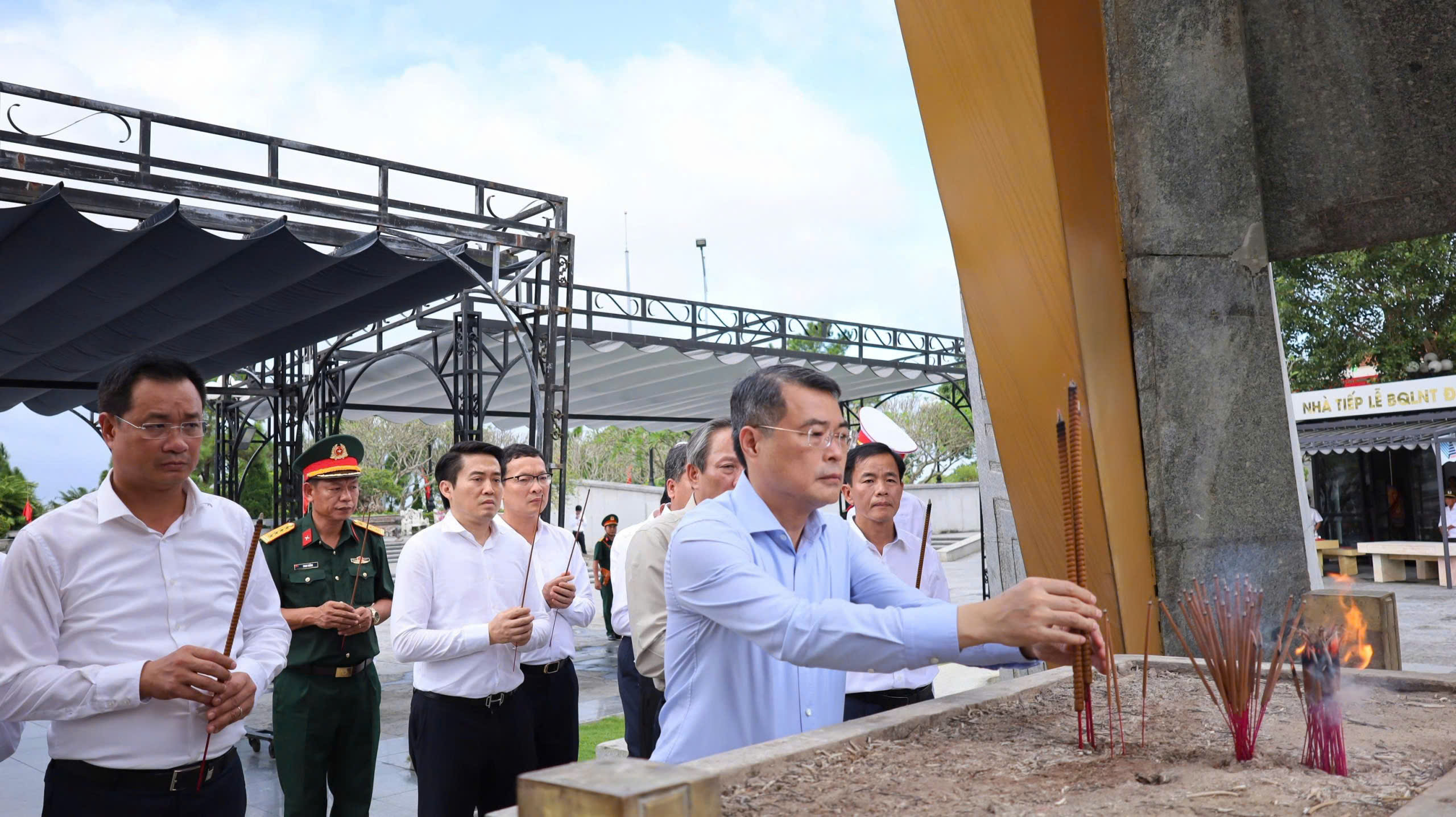 Trưởng Ban Tổ chức Trung ương Lê Minh Hưng tri ân các anh hùng liệt sĩ ở Quảng Trị - Ảnh 1.