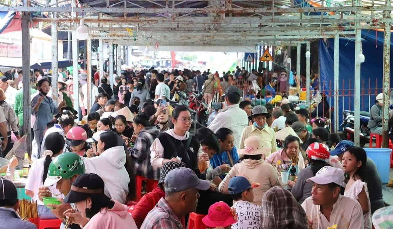 Nguyên Thủ tướng Nguyễn Tấn Dũng về dự lễ hội Nguyễn Trung Trực - Ảnh 8.
