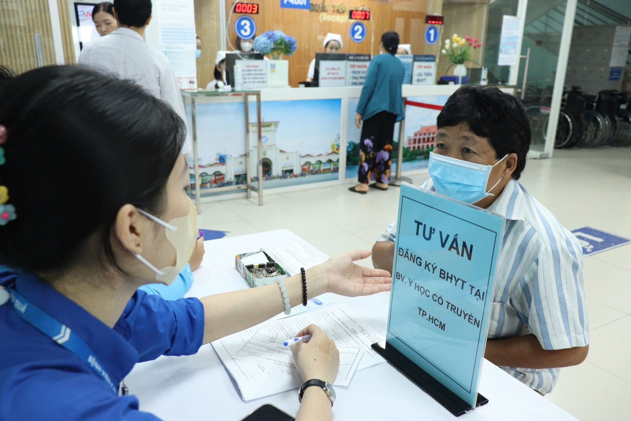 Gọi đường dây nóng nếu bị yêu cầu đóng phí khi đổi nơi khám BHYT - Ảnh 1.