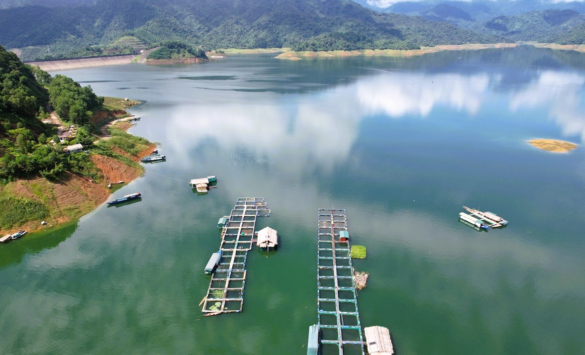 Uống bia trên nhà bè dưới lòng hồ Cửa Đạt, một người đàn ông mất tích - Ảnh 1.