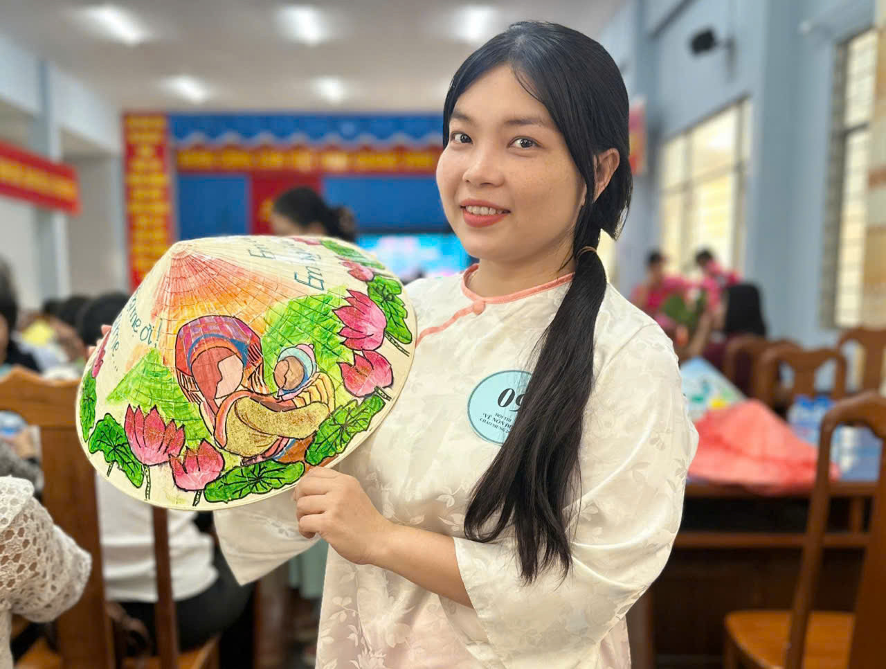 Gần 1 . 000 Chiếc nón lá độc đáo ở An Giang tôn vinh vẻ đẹp phụ nữ Việt Nam - Ảnh 2. Gần 1 . 000 Chiếc nón lá độc đáo ở An Giang tôn vinh vẻ đẹp phụ nữ Việt Nam - Ảnh 2.