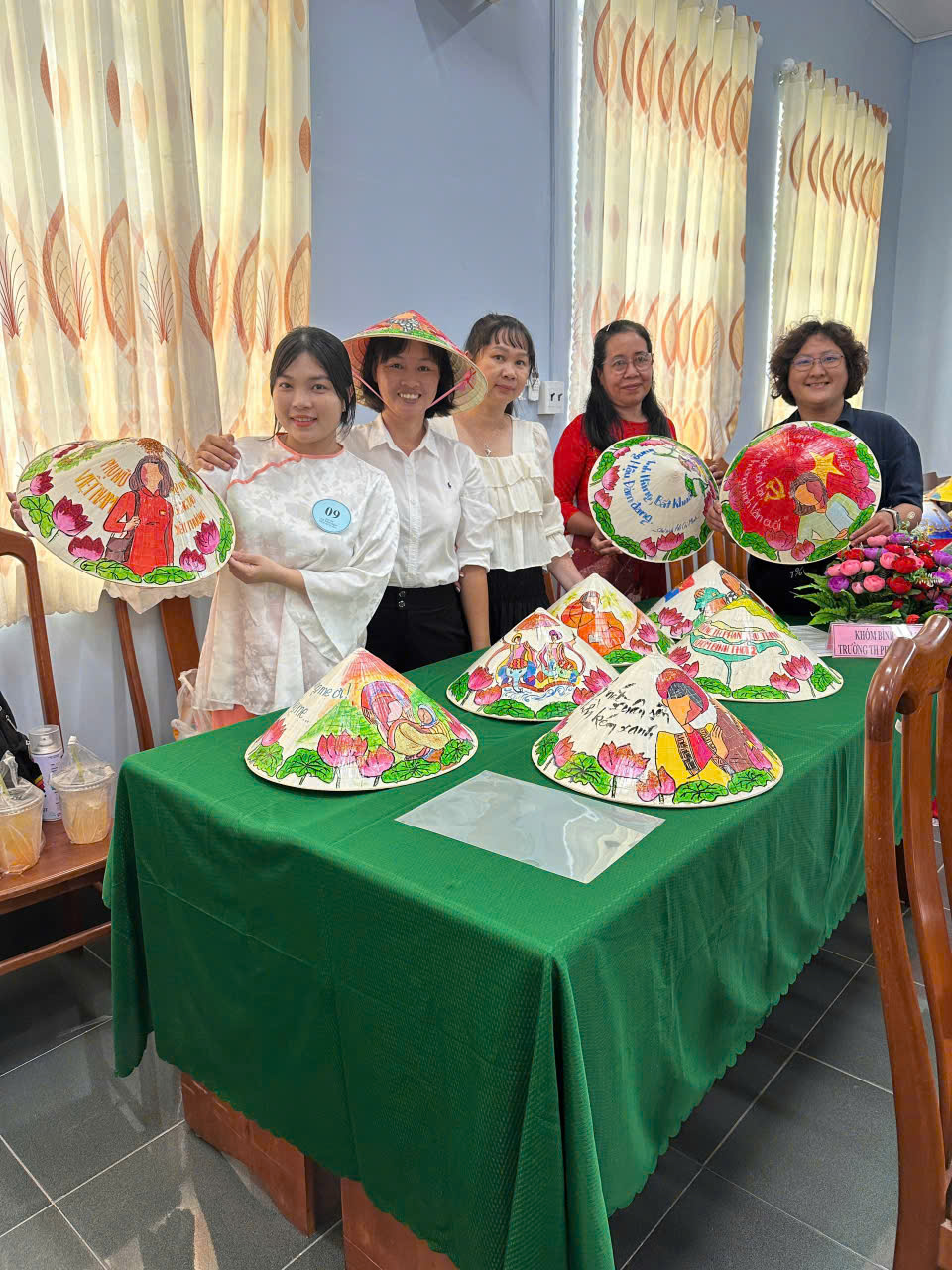 Gần 1 . 000 Chiếc nón lá độc đáo ở An Giang tôn vinh vẻ đẹp phụ nữ Việt Nam - Ảnh 4. Gần 1 . 000 Chiếc nón lá độc đáo ở An Giang tôn vinh vẻ đẹp phụ nữ Việt Nam - Ảnh 4.