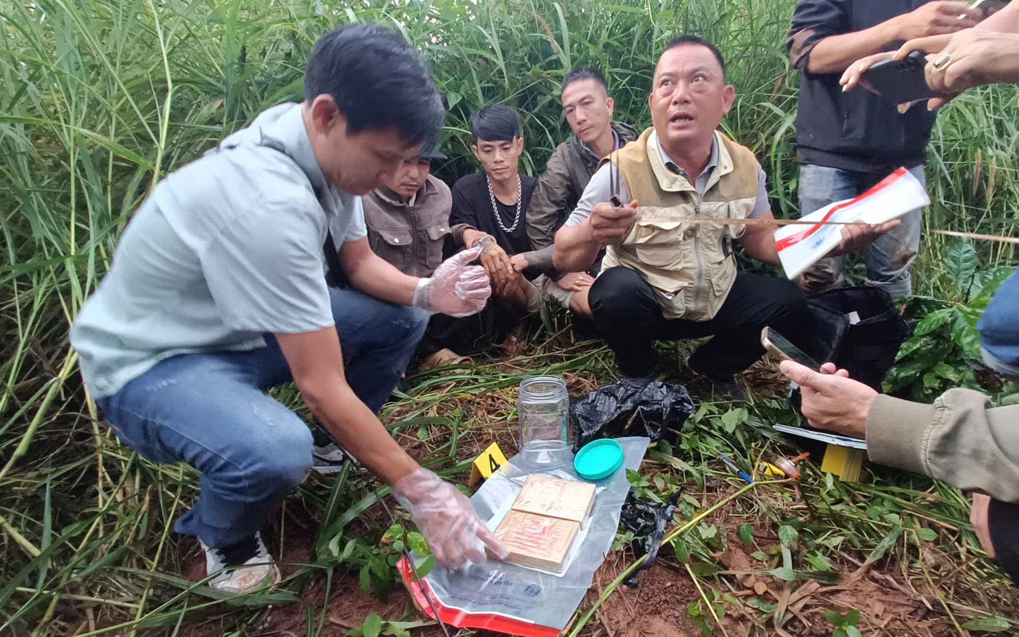 Cảnh s&aacute;t mật phục bắt nh&oacute;m khai th&aacute;c c&aacute;t tr&aacute;i ph&eacute;p tại Đắk Lắk - Ảnh 2.