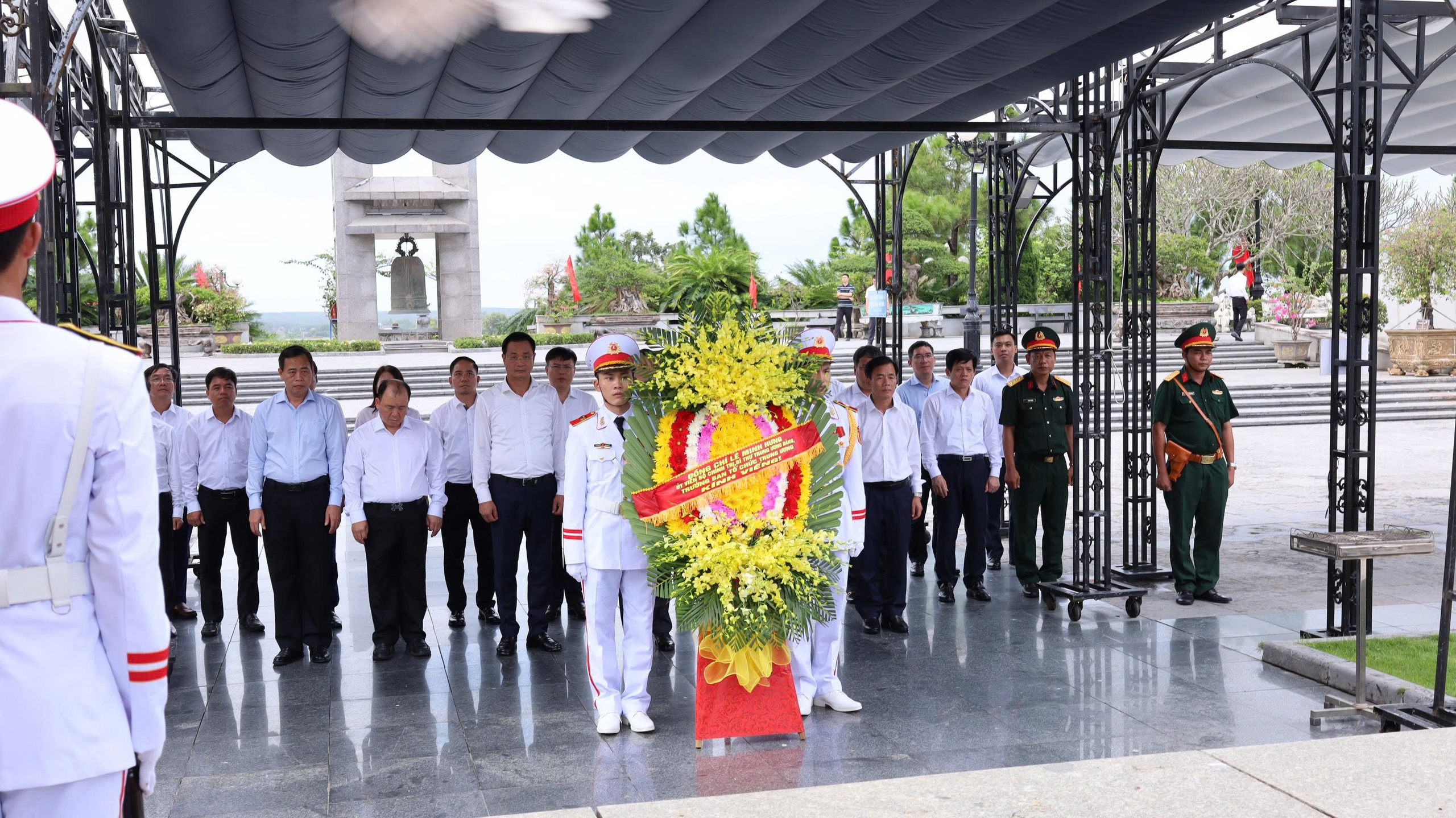 Trưởng Ban Tổ chức Trung ương Lê Minh Hưng tri ân các anh hùng liệt sĩ ở Quảng Trị - Ảnh 2.