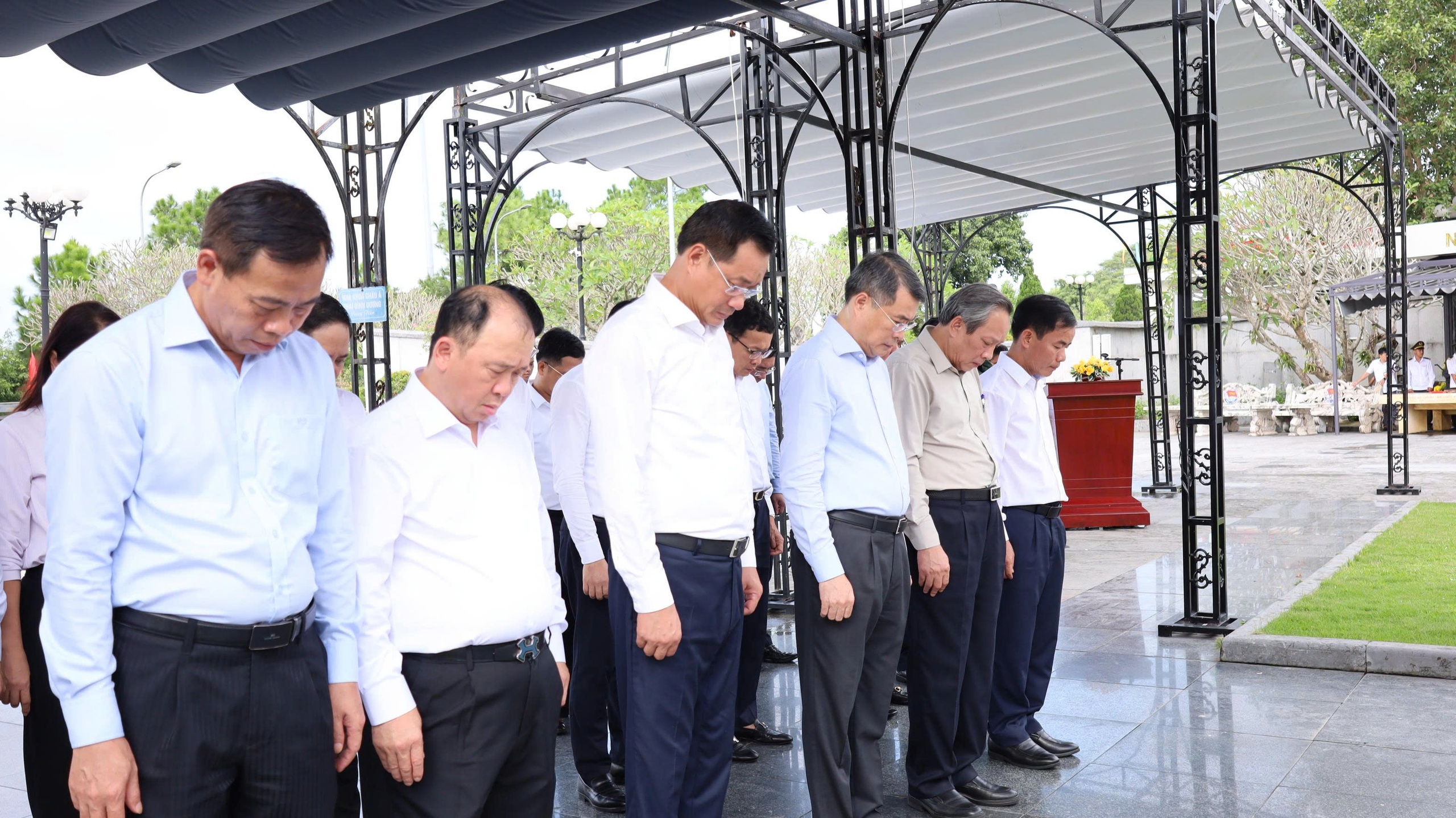 Trưởng Ban Tổ chức Trung ương Lê Minh Hưng tri ân các anh hùng liệt sĩ ở Quảng Trị - Ảnh 3.