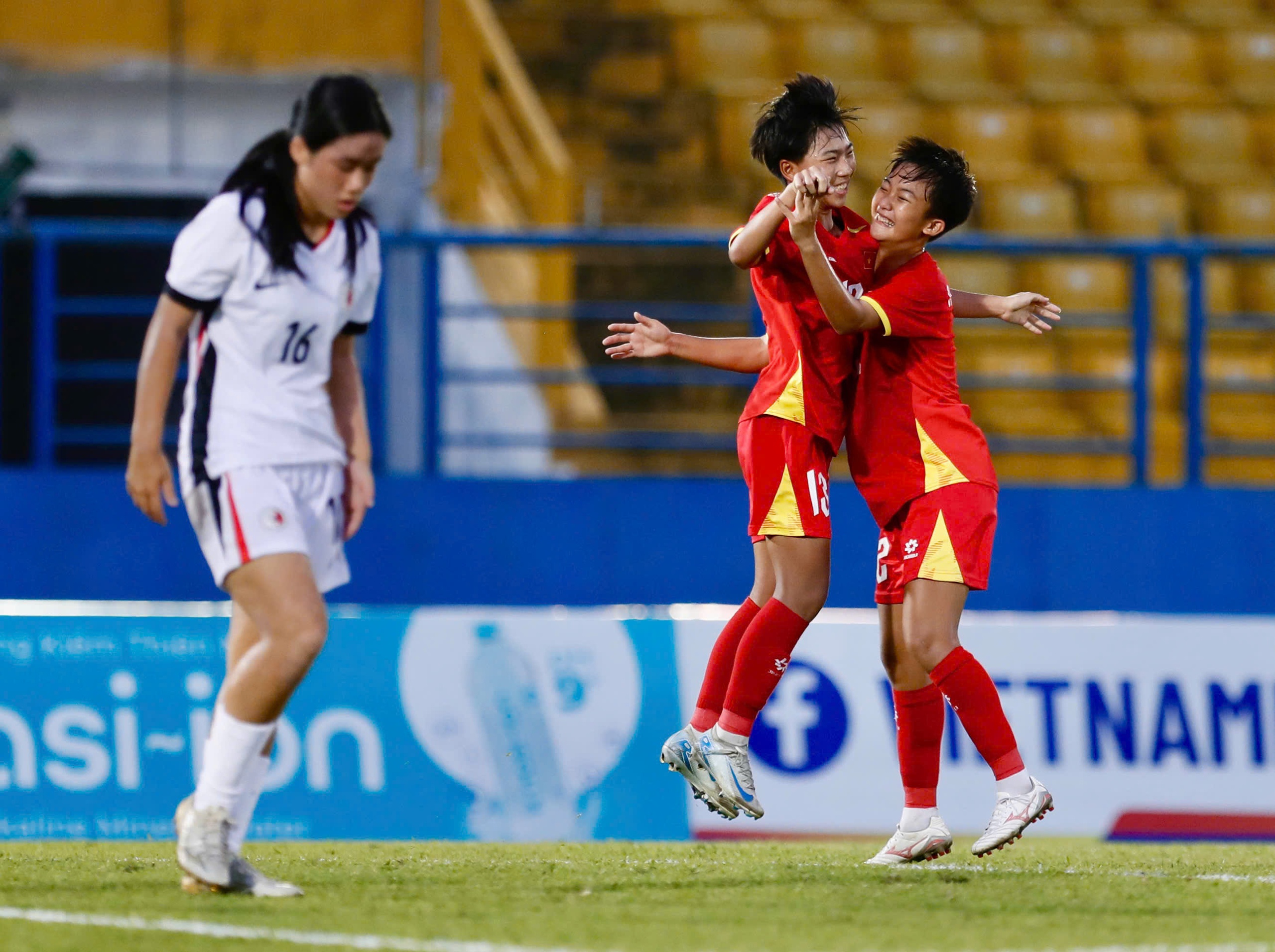 U17 nữ Việt Nam thắng sát nút U17 nữ Hồng Kông, khởi đầu thuận lợi ở vòng loại châu Á - Ảnh 2.