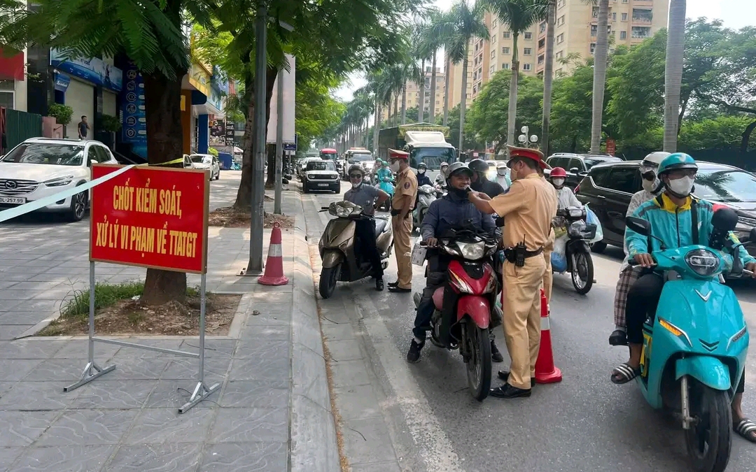 Đắk Lắk ra quân kiểm tra nồng độ cồn phát hiện hàng trăm tài xế vi phạm - Ảnh 2.