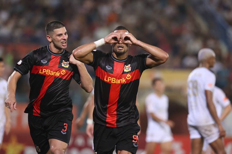 Huyền thoại Premier League nhận thất bại trong ngày ra mắt V-League - Ảnh 3.