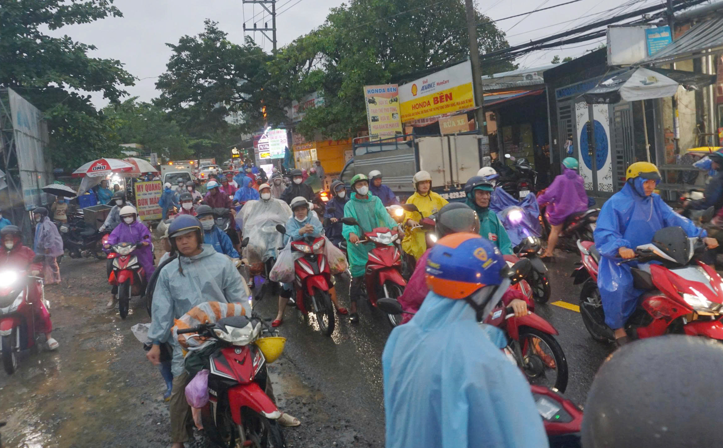 Mưa lớn Đà Nẵng gây ngập nặng , nước cuồn cuộn tràn qua đường Âu Cơ - Ảnh 10. Mưa lớn Đà Nẵng gây ngập nặng , nước cuồn cuộn tràn qua đường Âu Cơ - Ảnh 10.