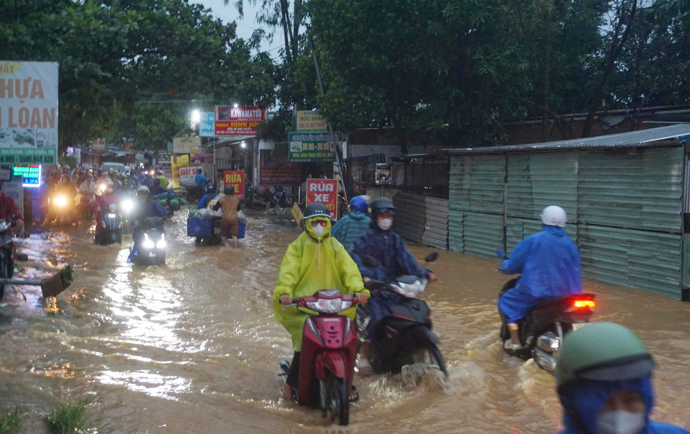 Mưa lớn Đà Nẵng gây ngập nặng , nước cuồn cuộn tràn qua đường Âu Cơ - Ảnh 5. Mưa lớn Đà Nẵng gây ngập nặng , nước cuồn cuộn tràn qua đường Âu Cơ - Ảnh 5.