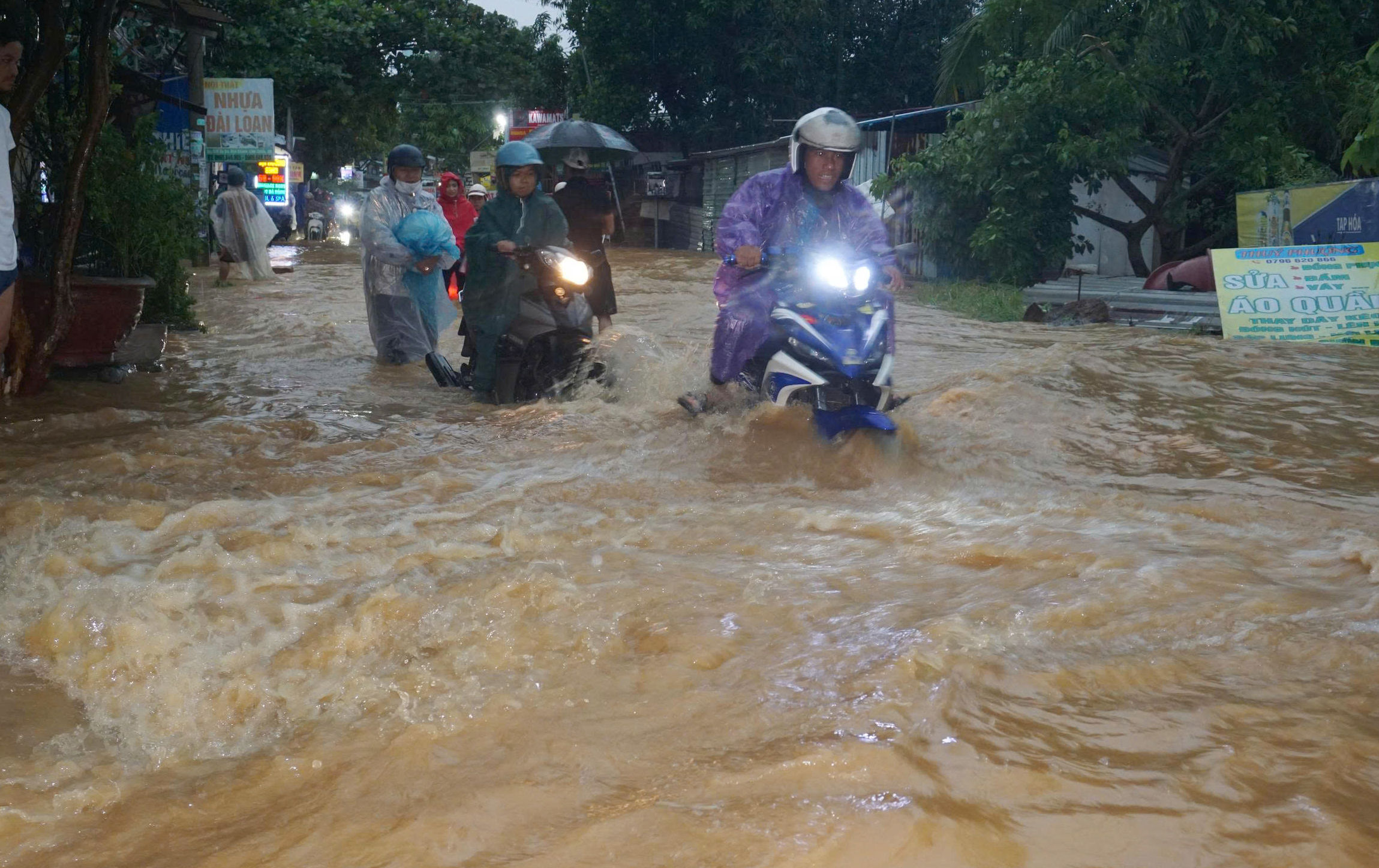 Mưa lớn Đà Nẵng gây ngập nặng , nước cuồn cuộn tràn qua đường Âu Cơ - Ảnh 8. Mưa lớn Đà Nẵng gây ngập nặng , nước cuồn cuộn tràn qua đường Âu Cơ - Ảnh 8.